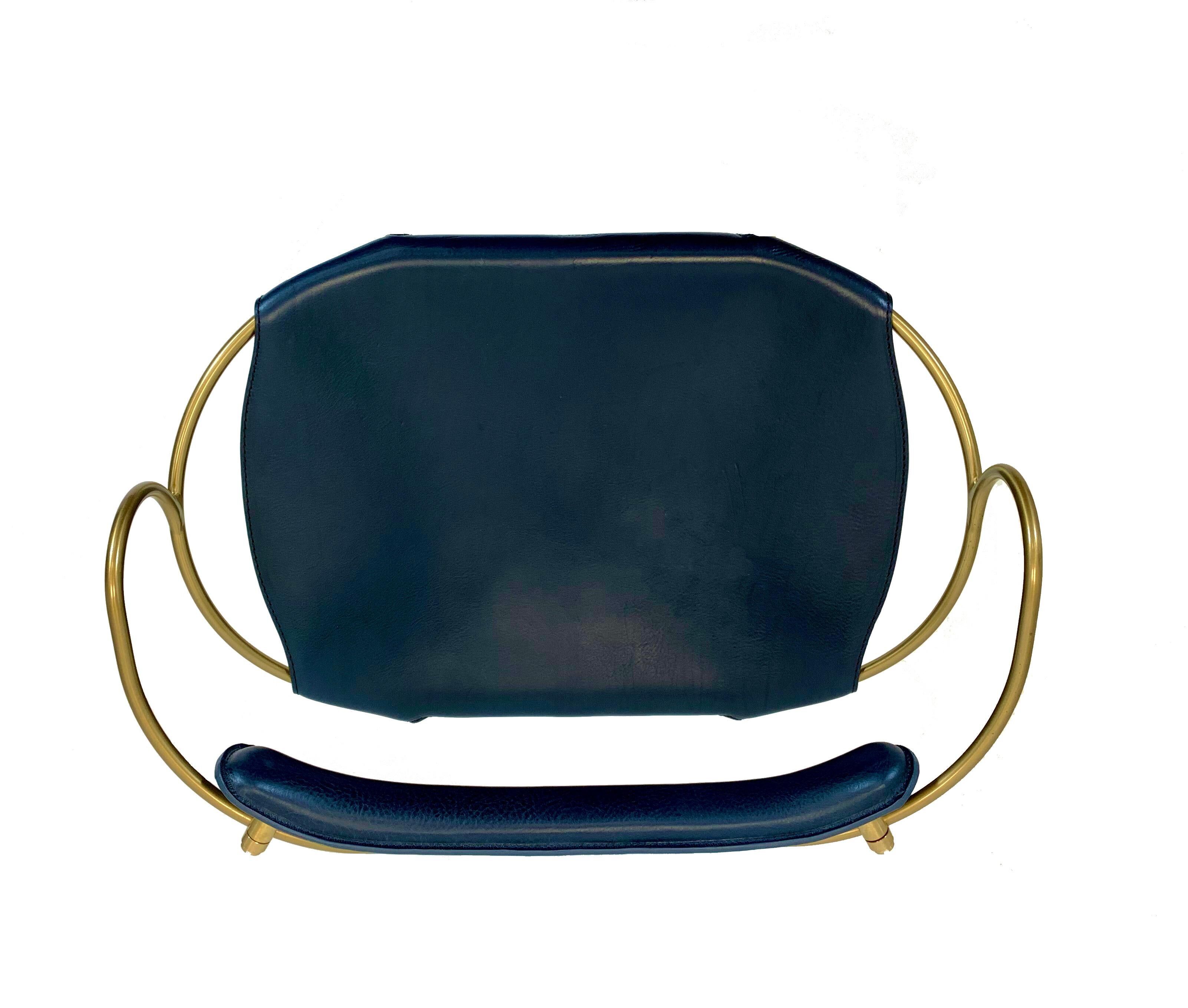 Tabouret de Bar Sculptural Contemporain avec Dossier Acier Laiton Vieilli et Cuir Bleu Marine