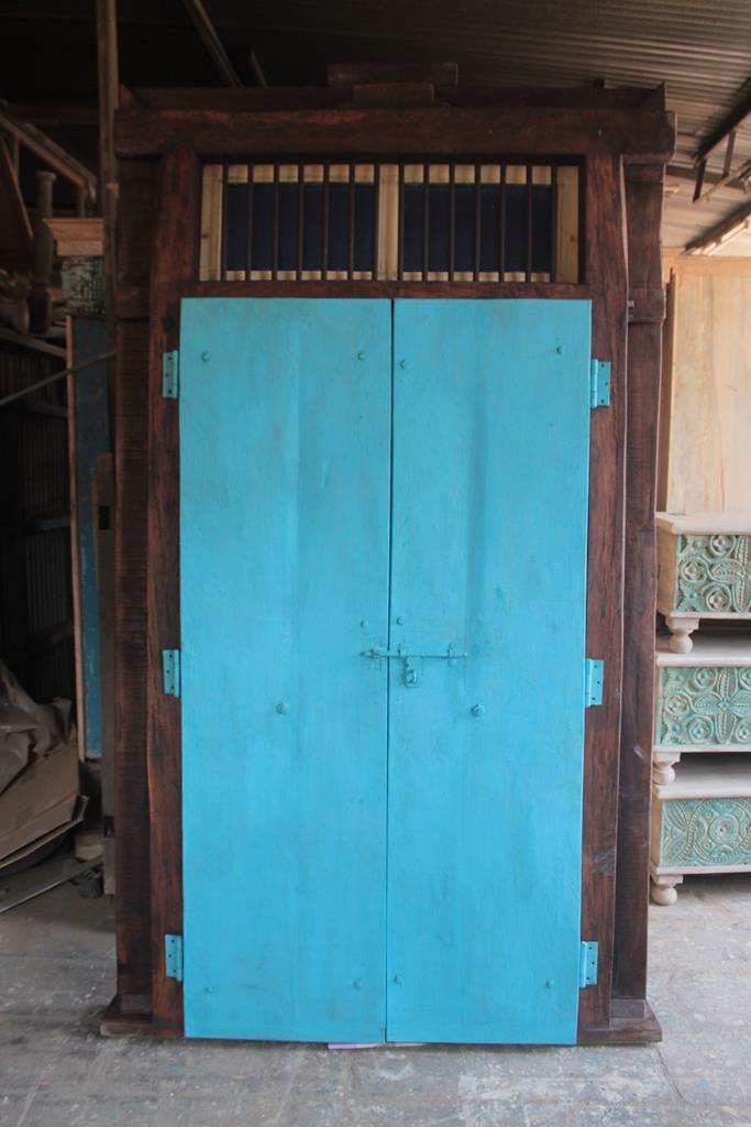 Indian door in old teak piece and patina of origin