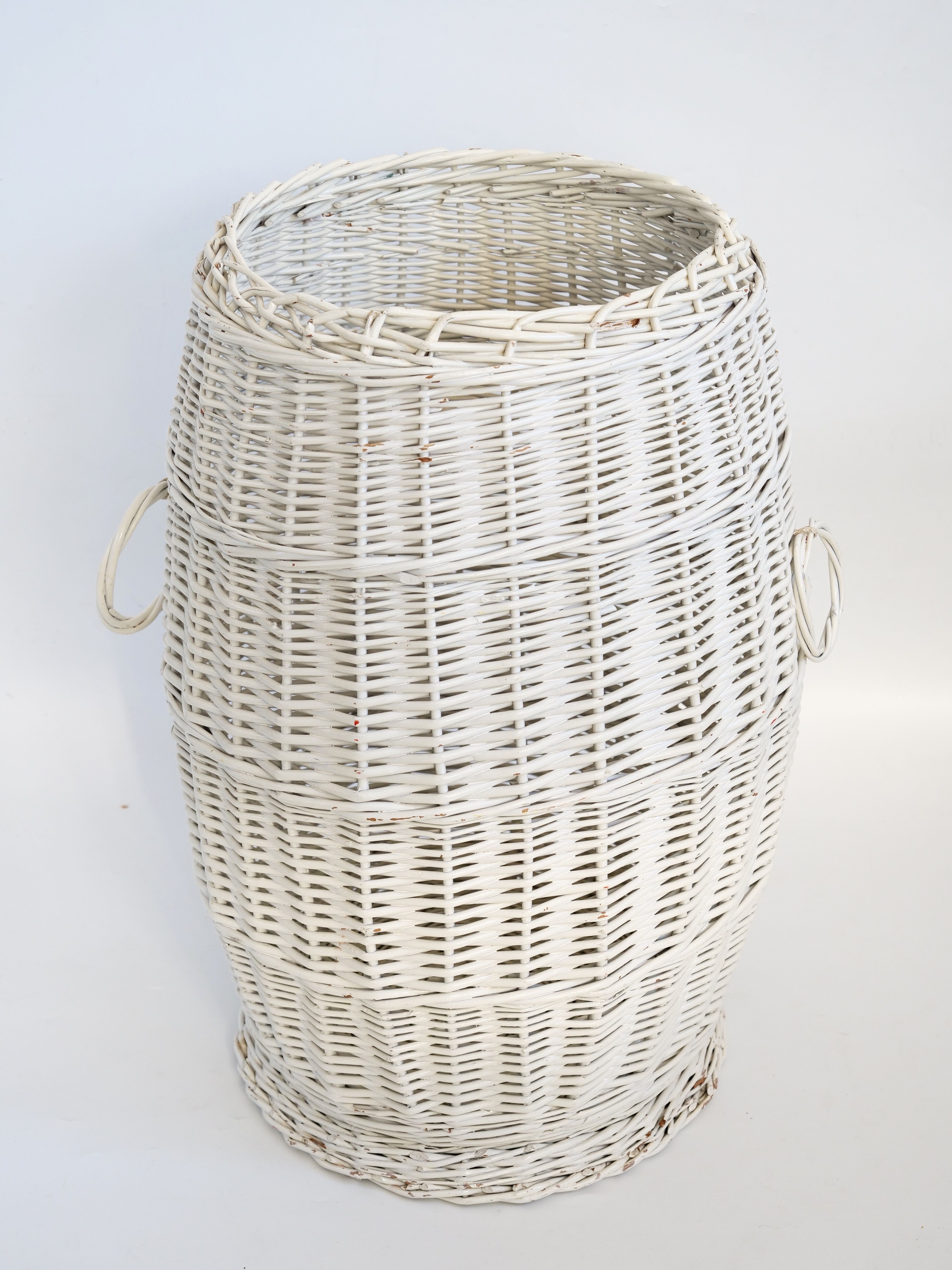 Corbeille panier à linge en osier peint vintage