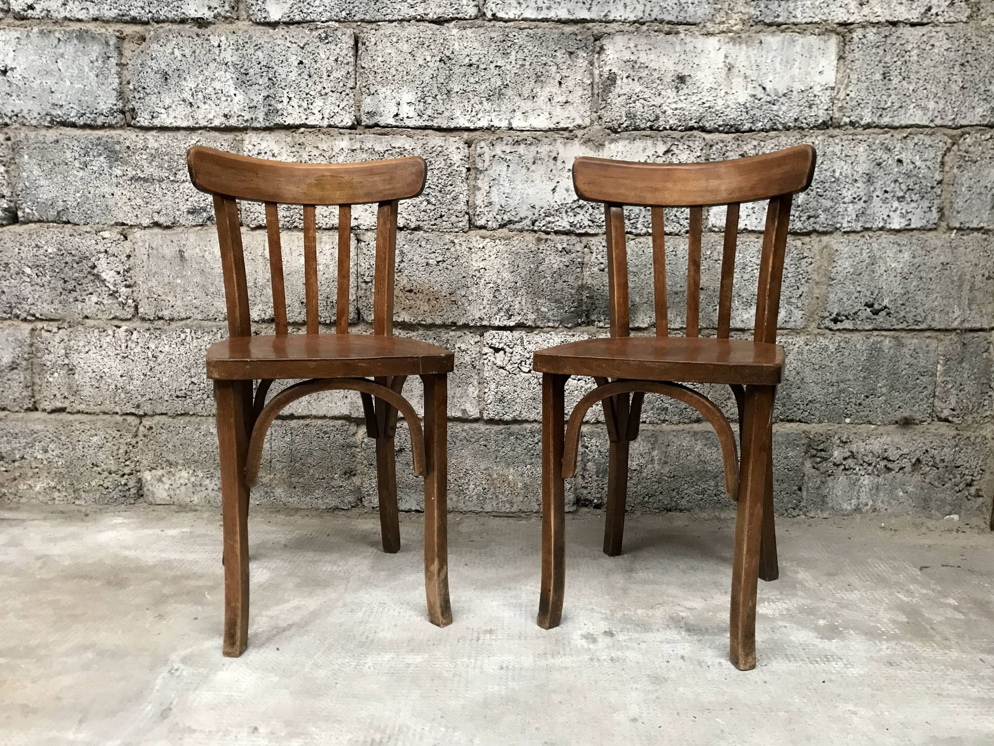 Pair of bistro chairs troquet Parisien in curved wood 1950