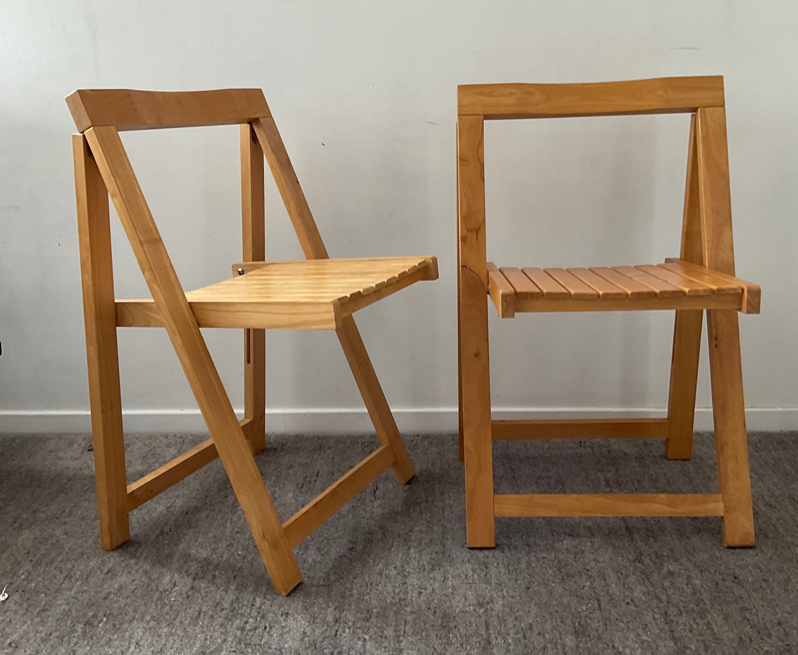 Pair of folding chairs from the 70s in solid beech