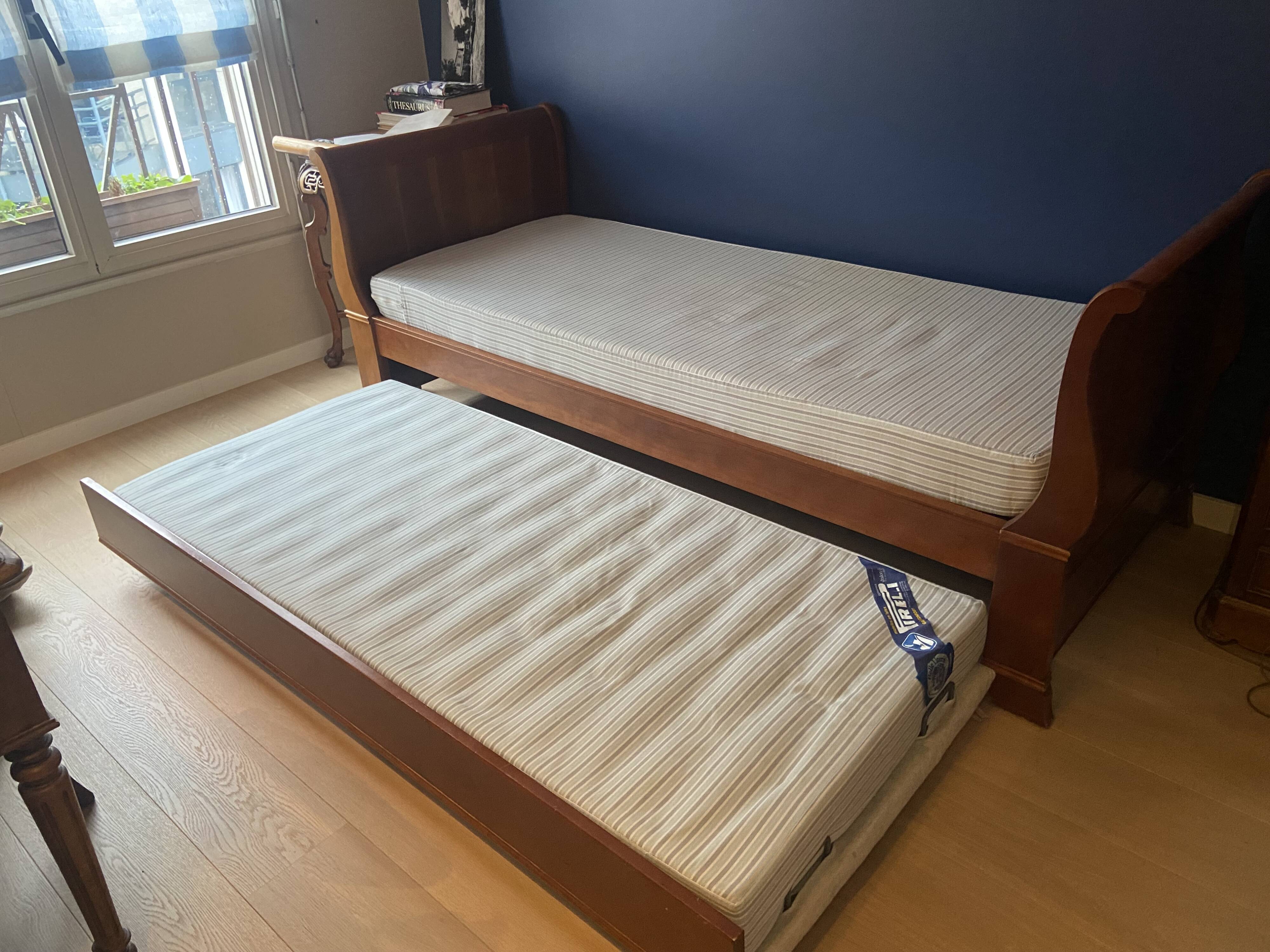 CONVERTIBLE BOAT BED IN PAINTED CHERRY WOOD