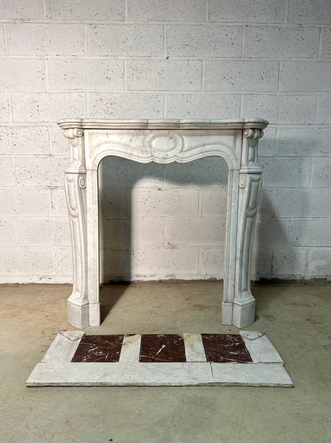 Petite cheminée en marbre blanc