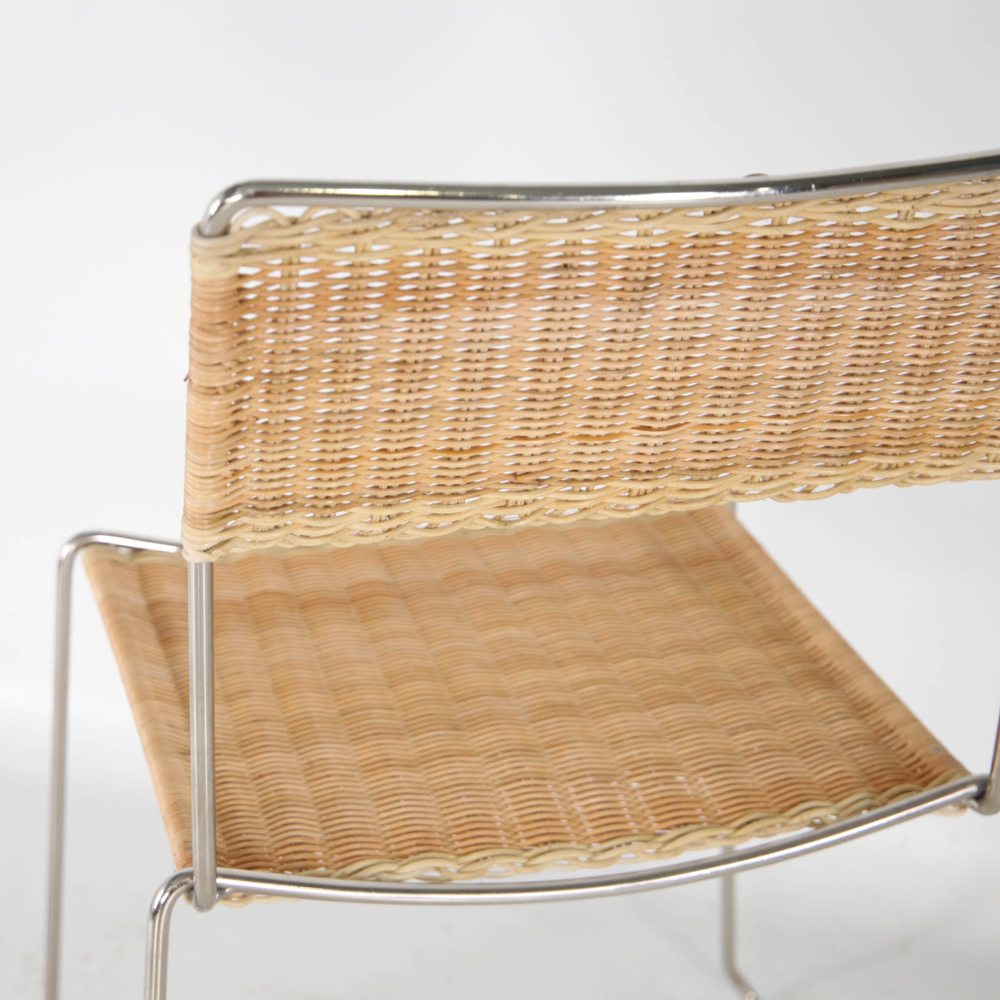 Suite de 4 chaises en osier et chrome