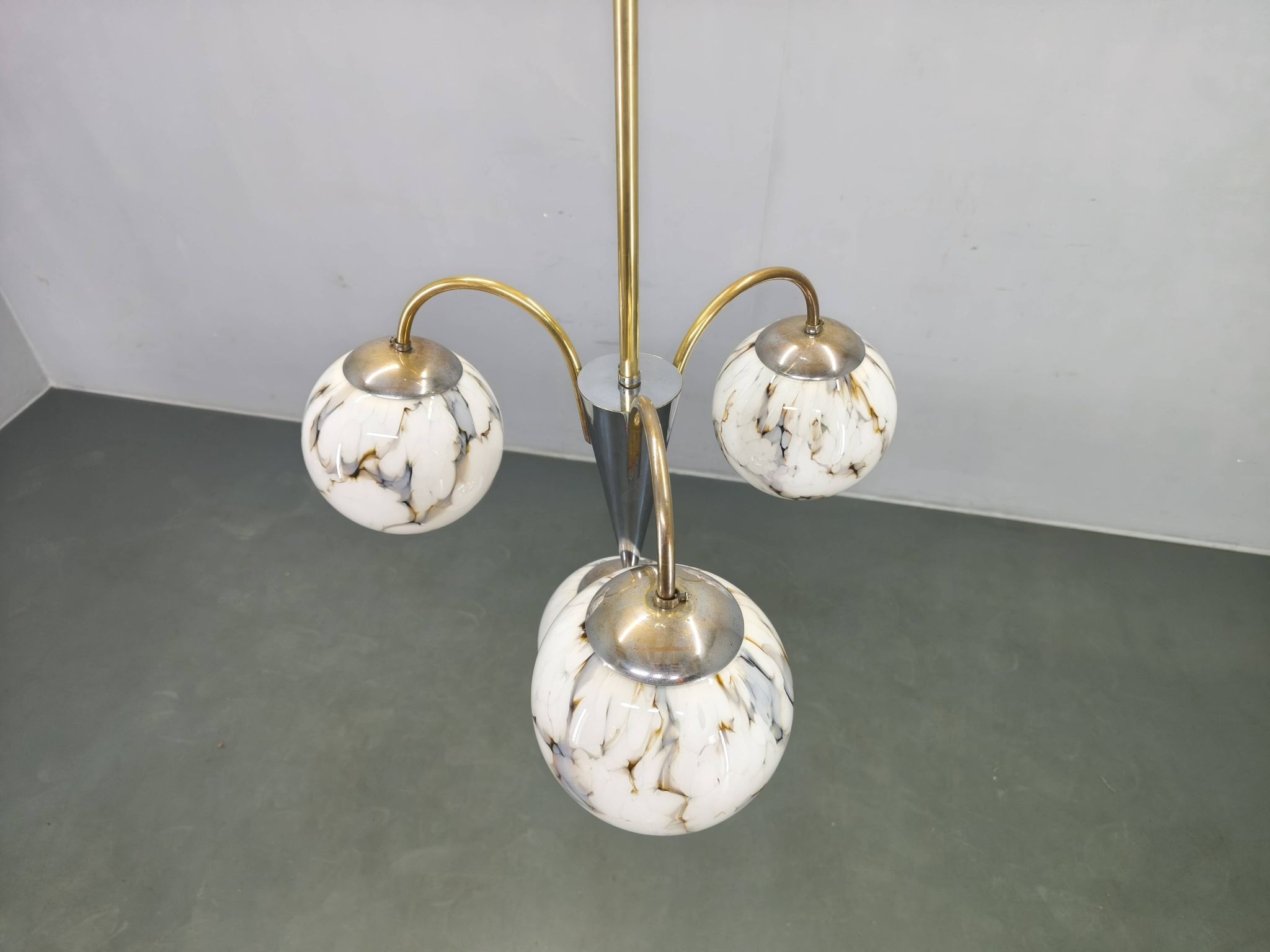 Chandelier Art Déco, verre marbré, laiton et chrome, années 1930