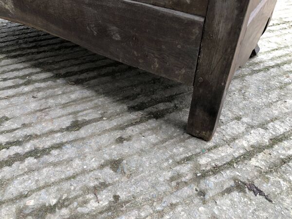 Buffet bas ancien Louis XV en châtaignier à 2 portes et 1 tiroir.