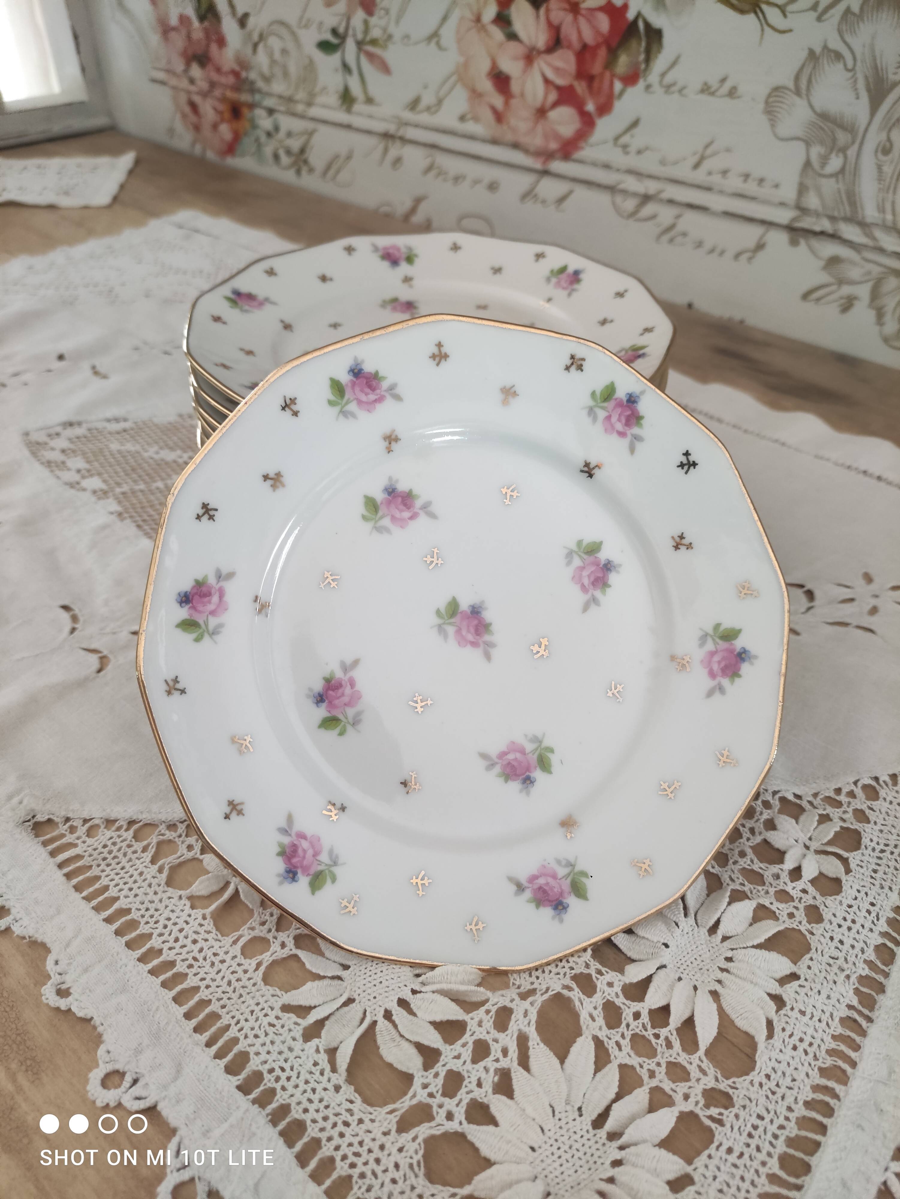 Lot de 12 assiettes à dessert en porcelaine Lourioux Foëcy France décor floral et doré
