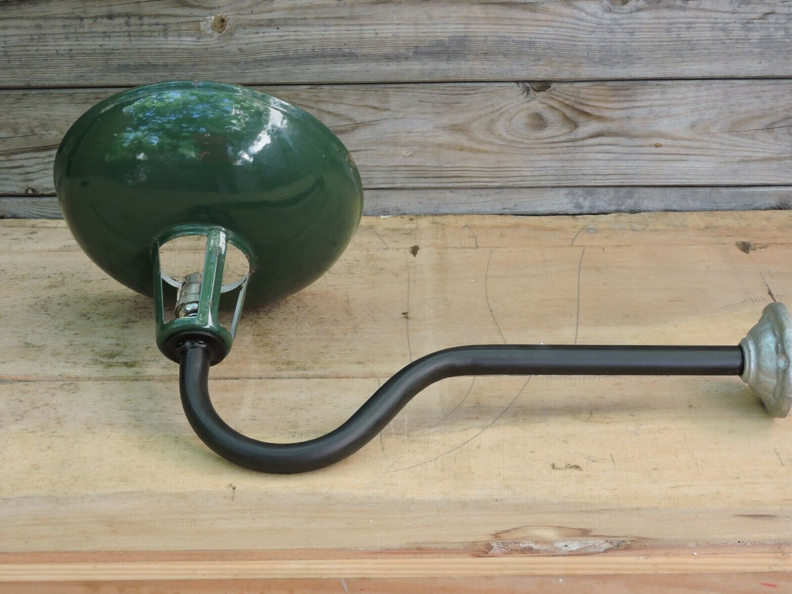 Enamelled swan collar lamp