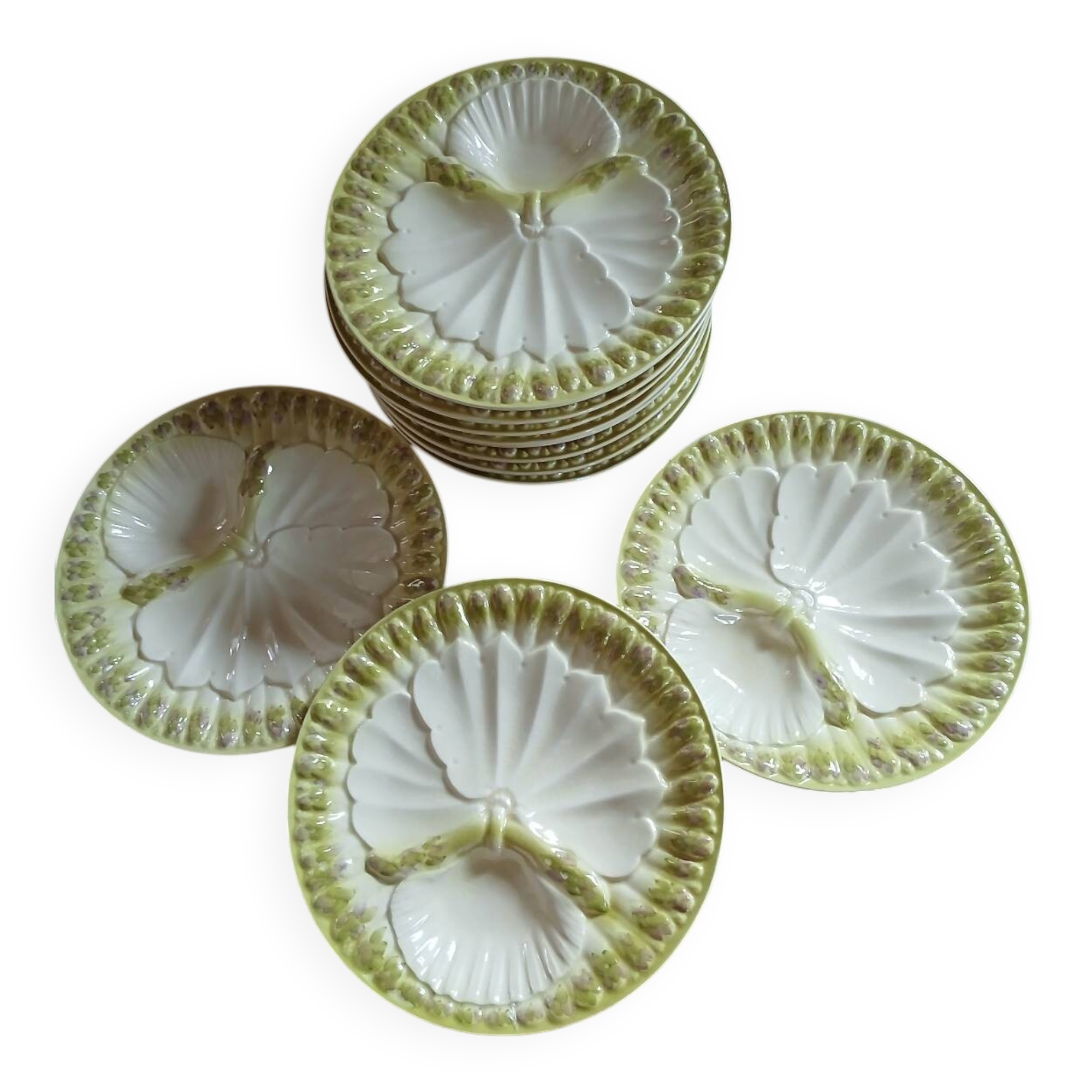 12 assiettes anciennes en barbotine