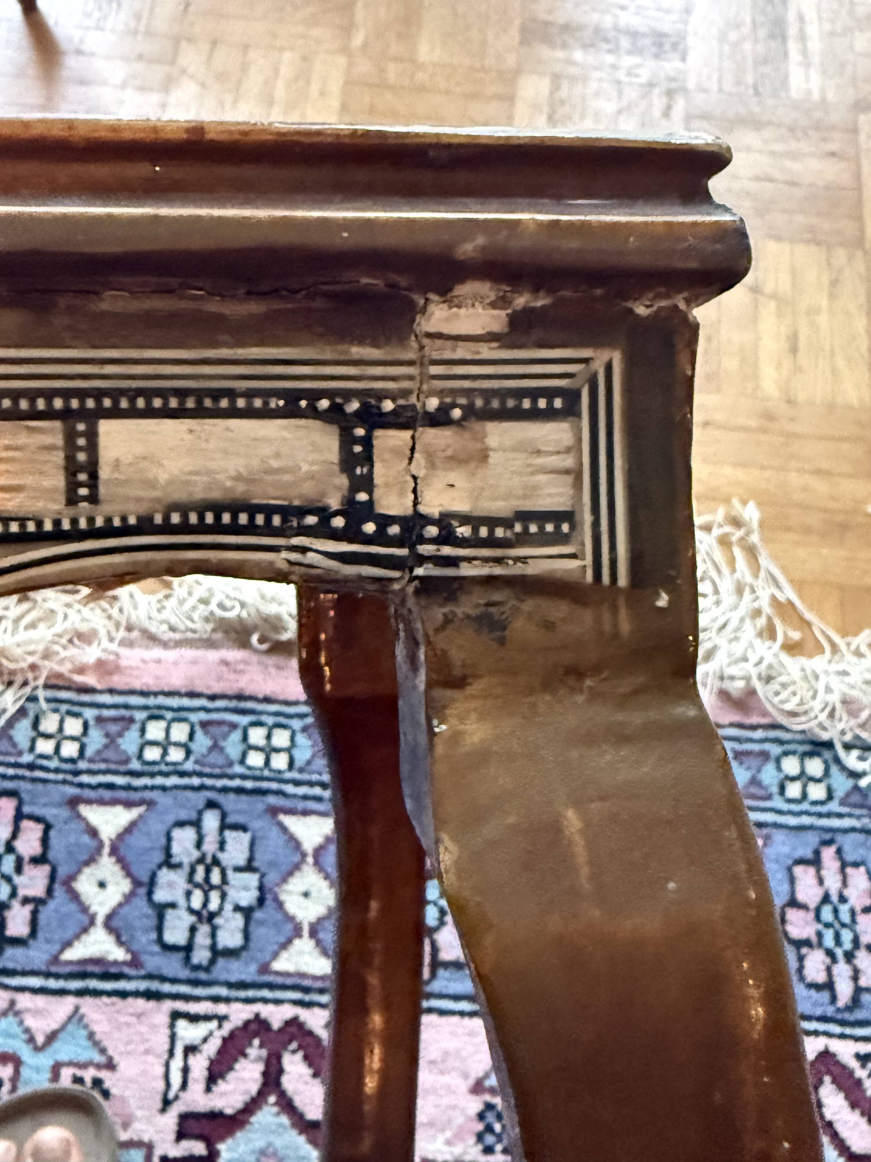 Ensemble de 3 tables gigognes en bois et nacre, style damascène