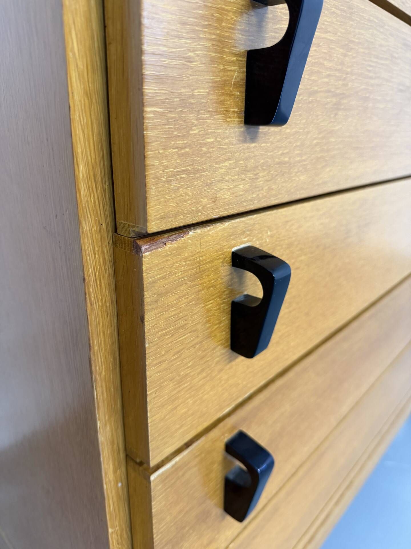 Vintage chest of drawers with 5 drawers in light wood, French design from the 60s/70s.
