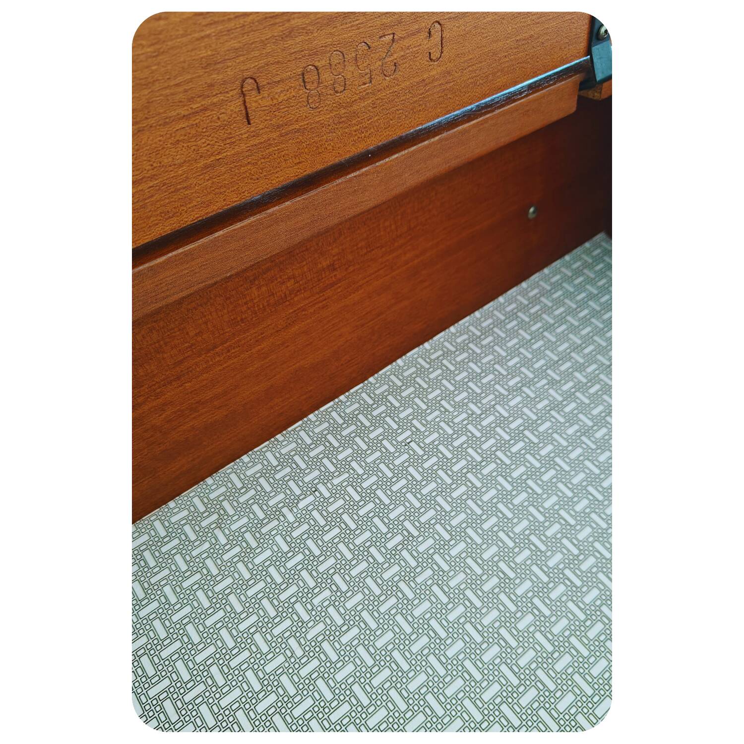 Bureau vintage compact