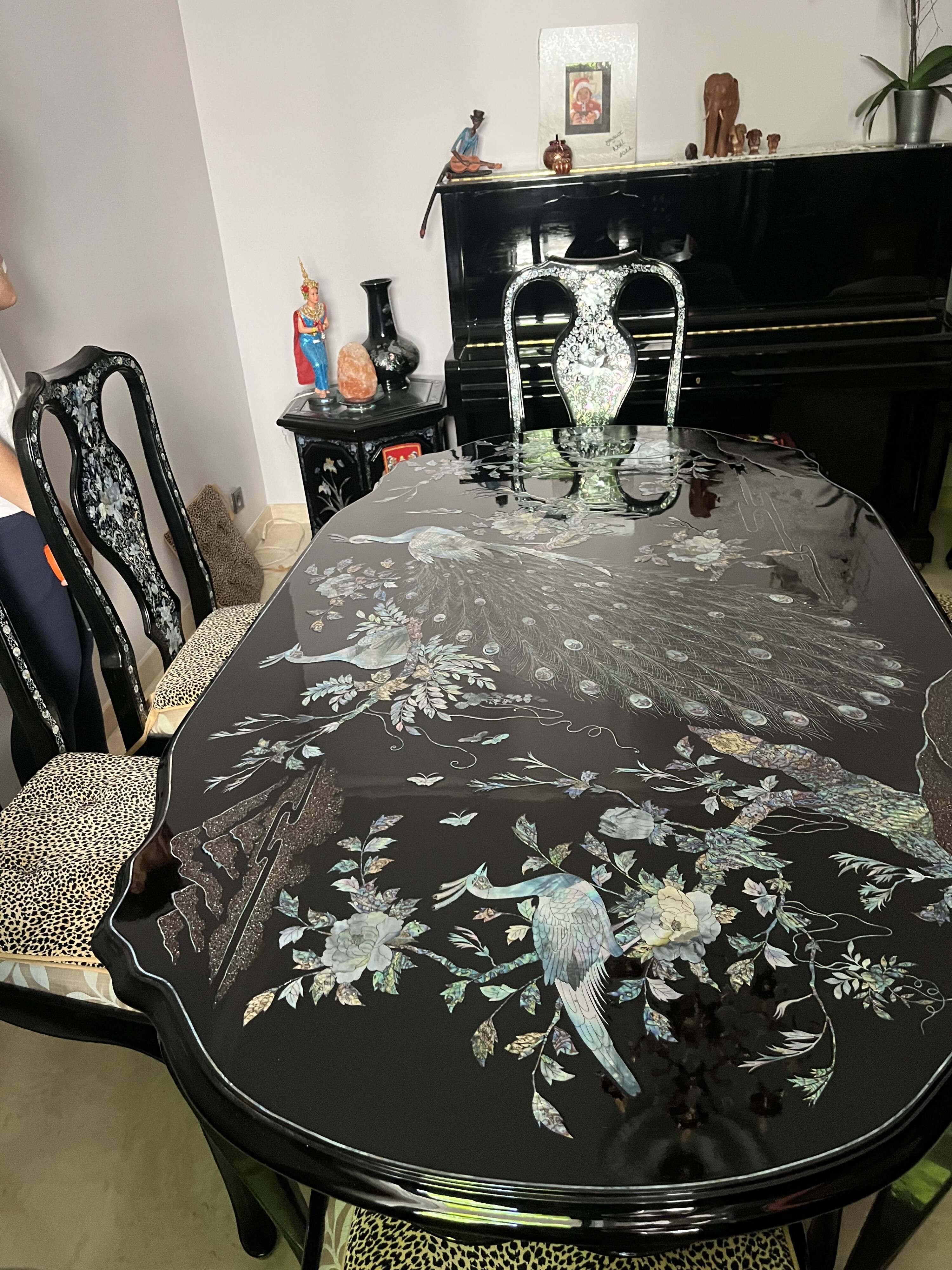 Tables coréenne laquée avec incrustations nacrées et 8 chaises