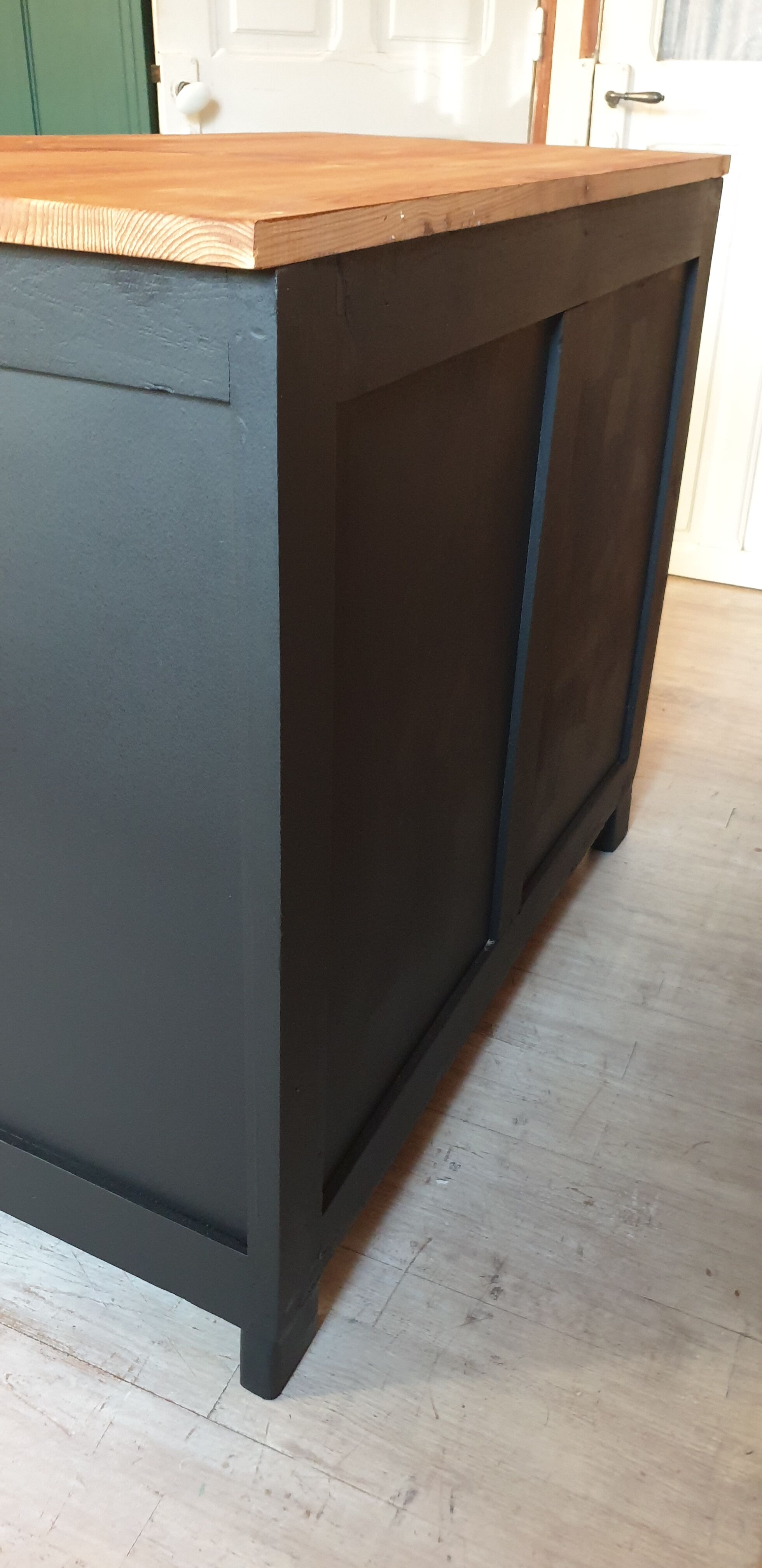 Black Parisian buffet