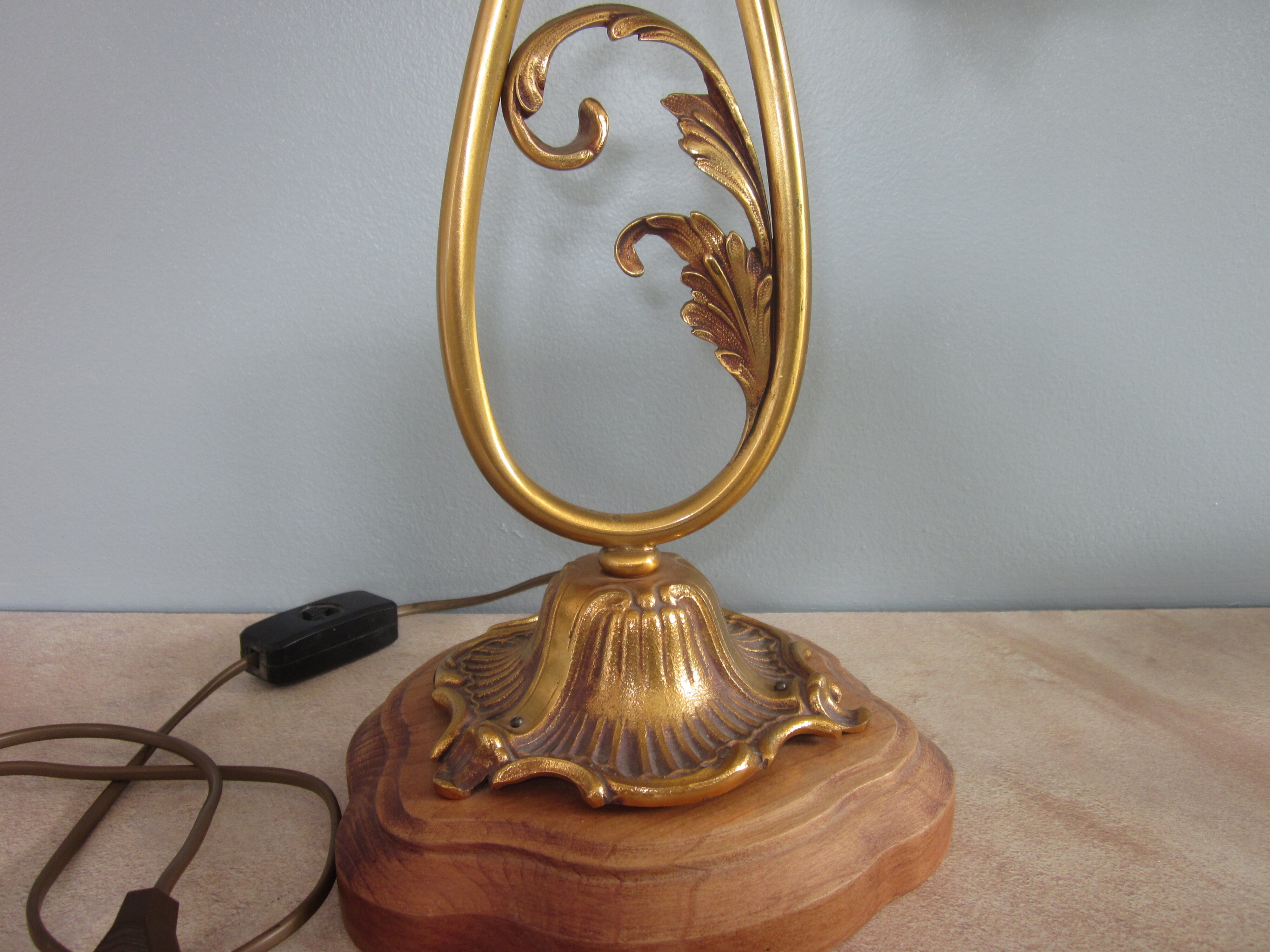 Bronze lamp has 2 tulips shaped flowers