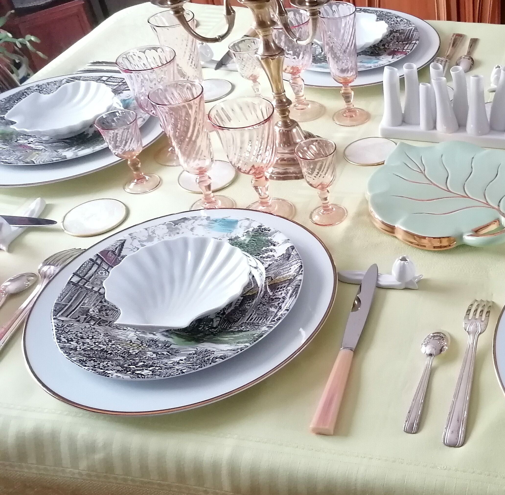 6 white porcelain knife holders