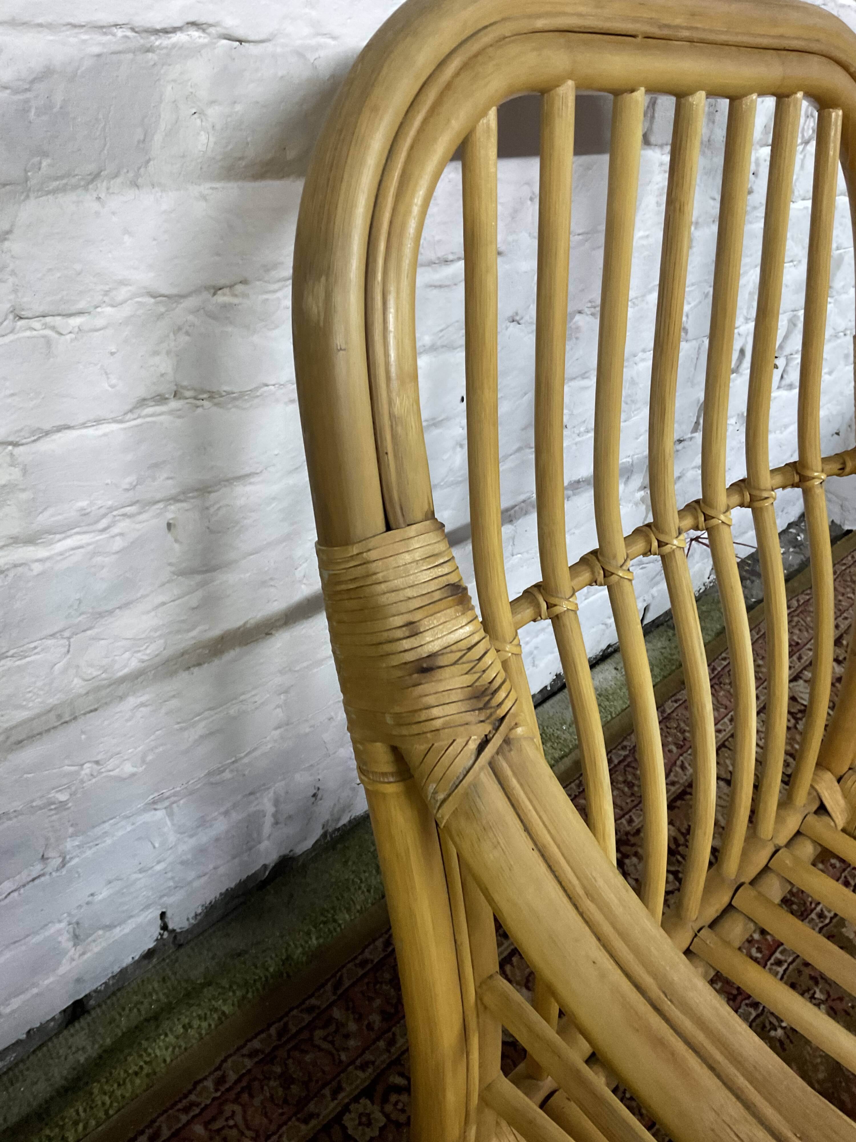 Fauteuil chauffeuse vintage en rotin des années 70