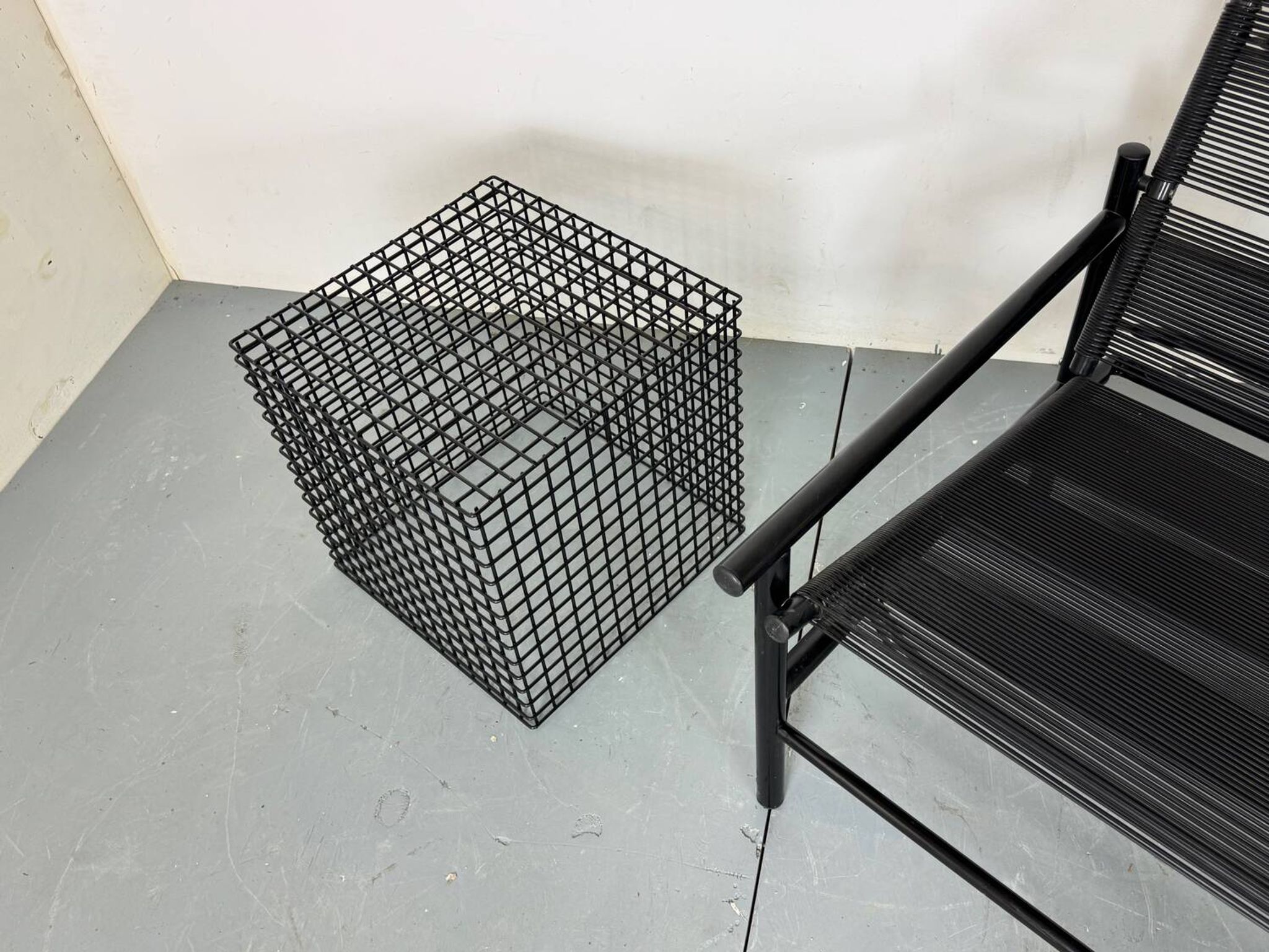 Table d'appoint cubiste moderniste en acier, années 1980