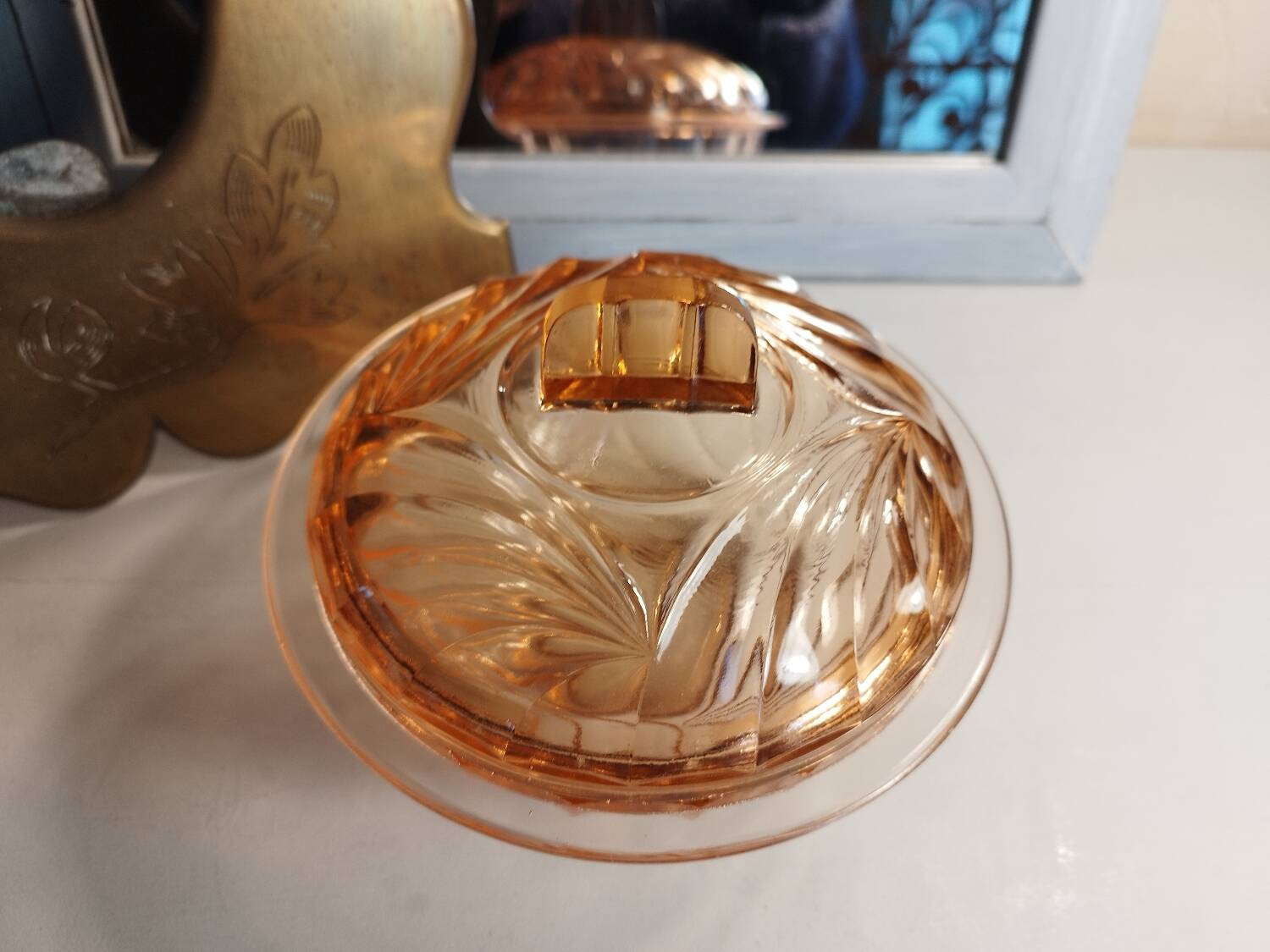 Candy dish, sugar bowl, pink glass box