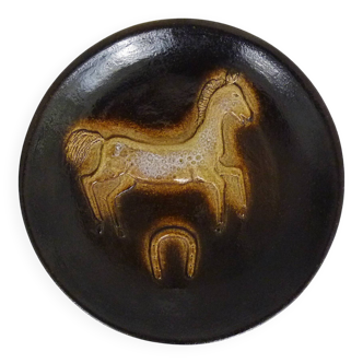 Assiette décorative en grès motif cheval, fer à cheval. Années 60