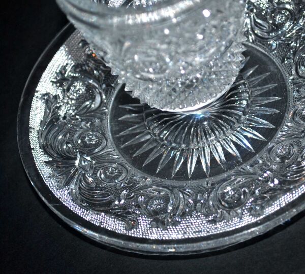 Moutardier baccarat ancien en cristal moulé aux arabesques sablé