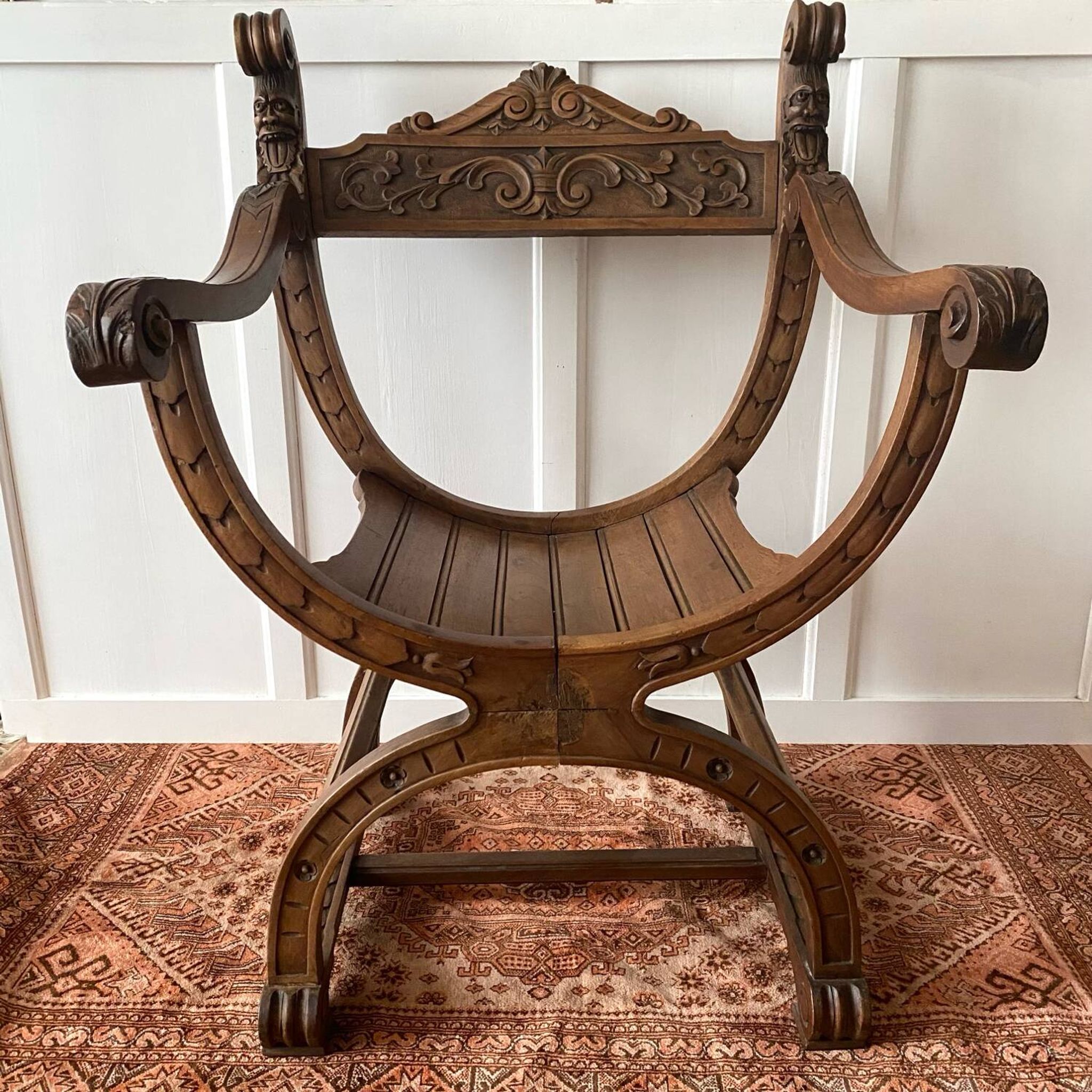Fauteuil Dagobert en bois sculpté