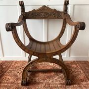 Fauteuil Dagobert en bois sculpté