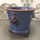 Cache pot terre cuite émaillé bleu vintage avec têtes de lion sur 3 pieds des années 60/70