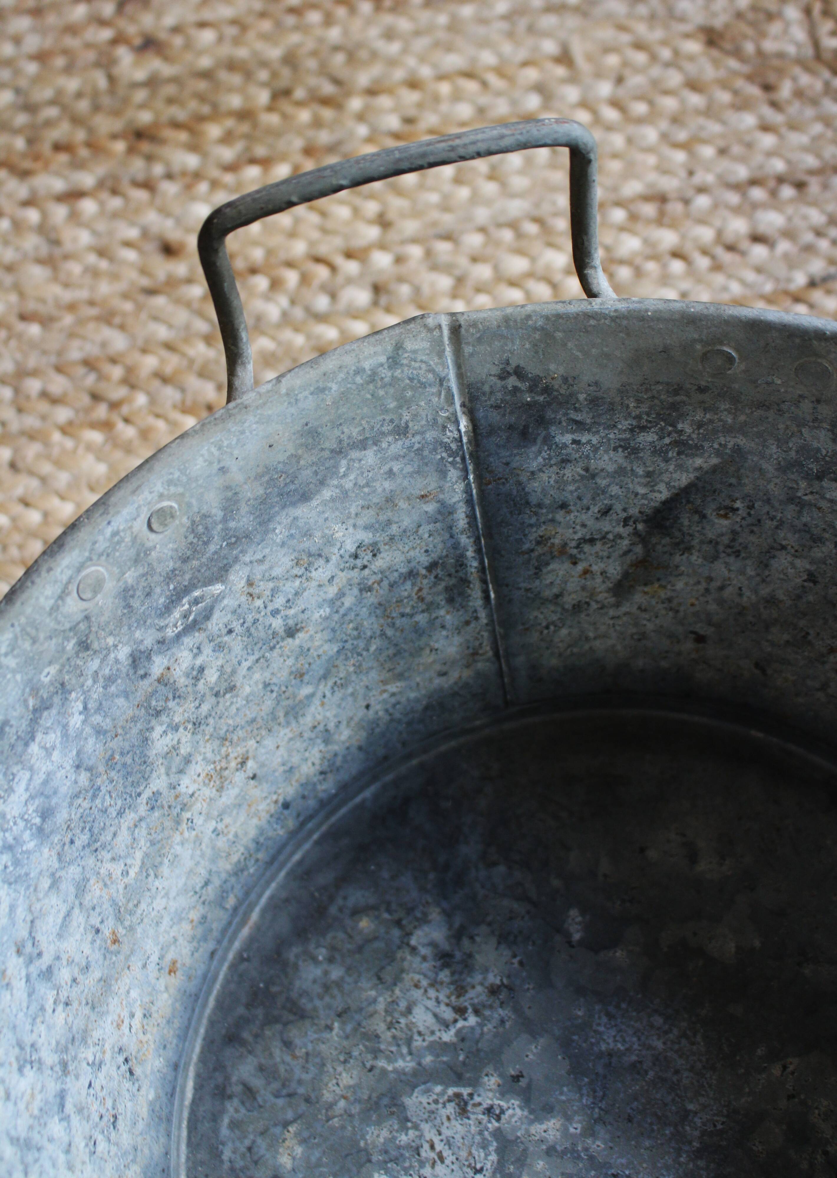 Round zinc basin with two handles vintage garden