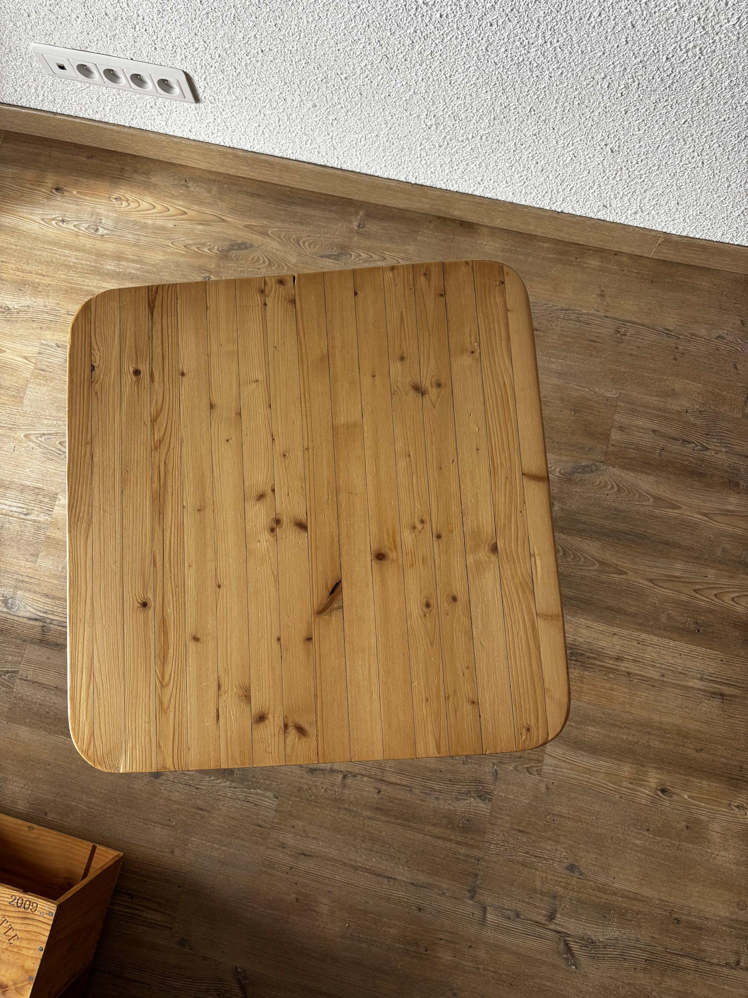 Table carré Charlotte Perriand