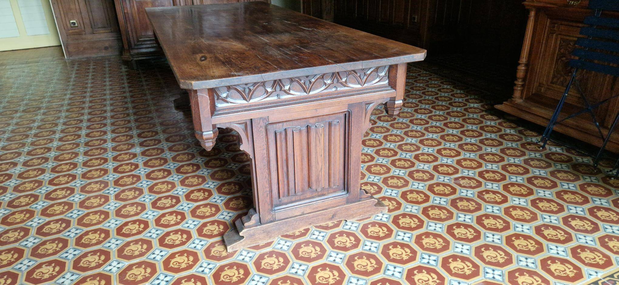 Très grande table en bois sculptée