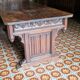 Très grande table en bois sculptée
