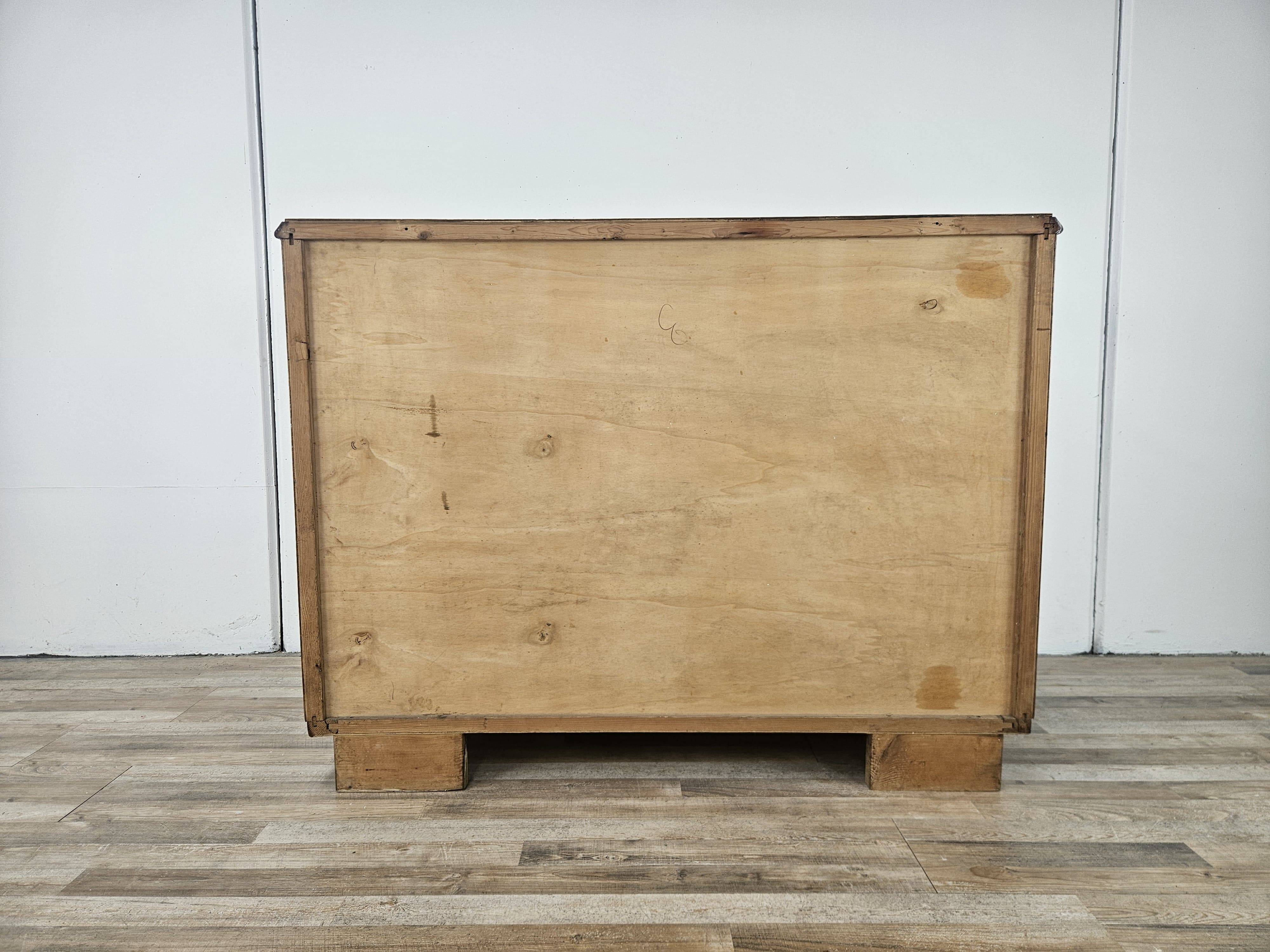 Commode Art Déco en noyer et laiton
