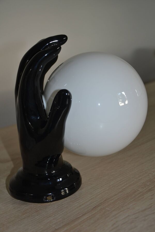 Lampe applique main noire globe opaline vintage