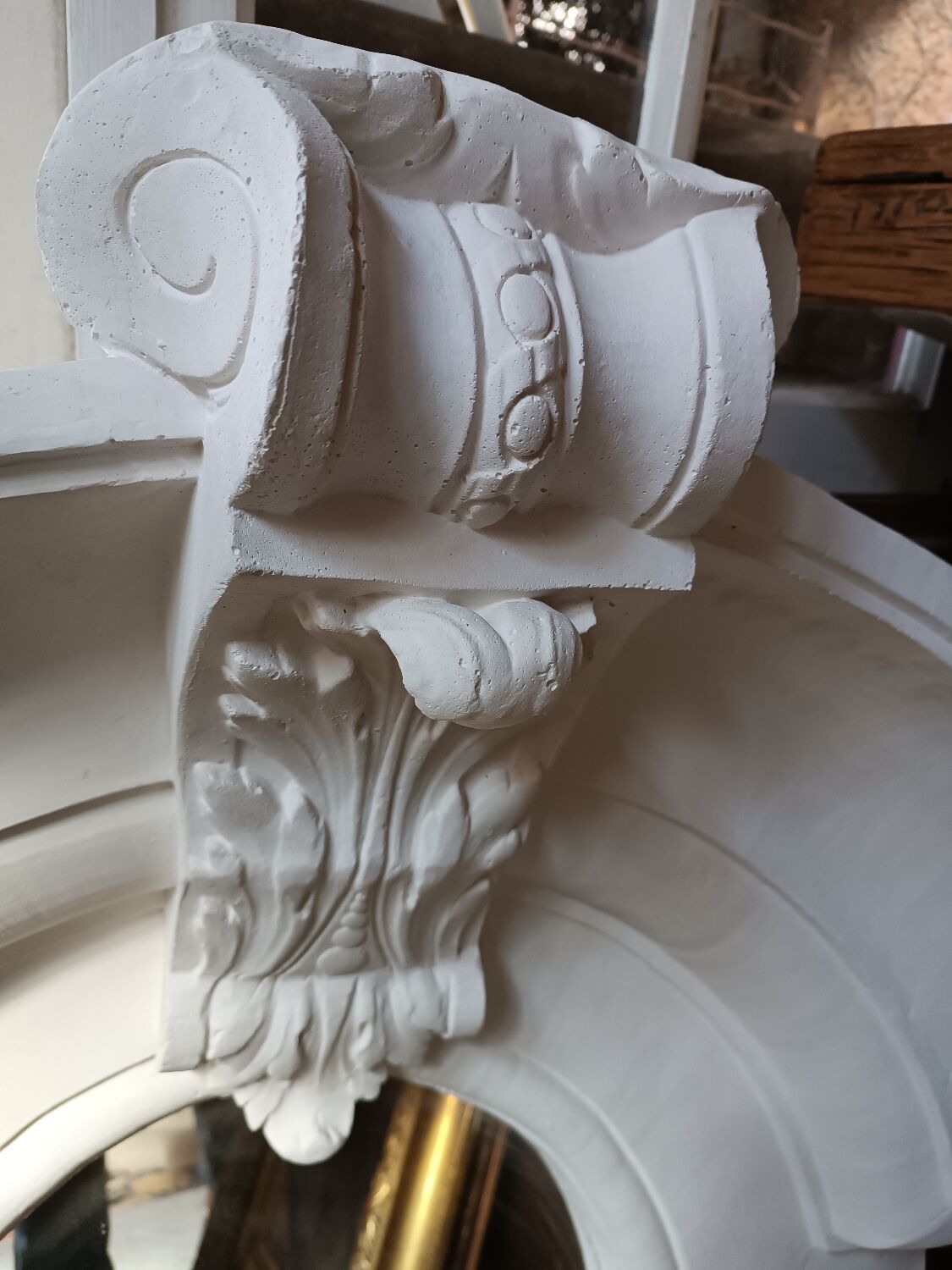 Mirror bull's eye in plaster