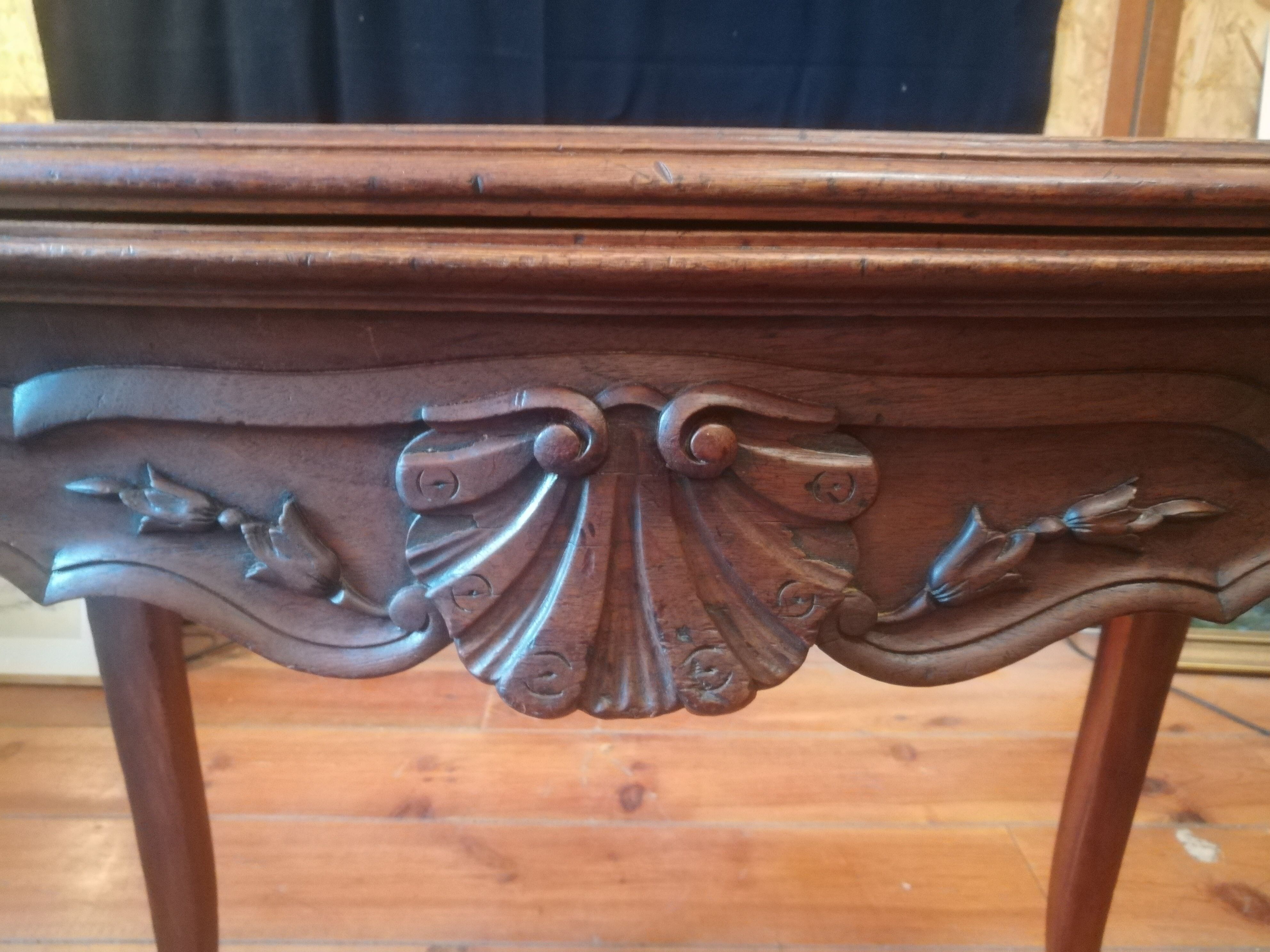 Table à jeu style Louis XV en noyer