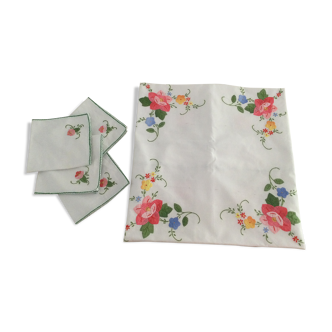 Nappe à thé brodée et 4 serviettes