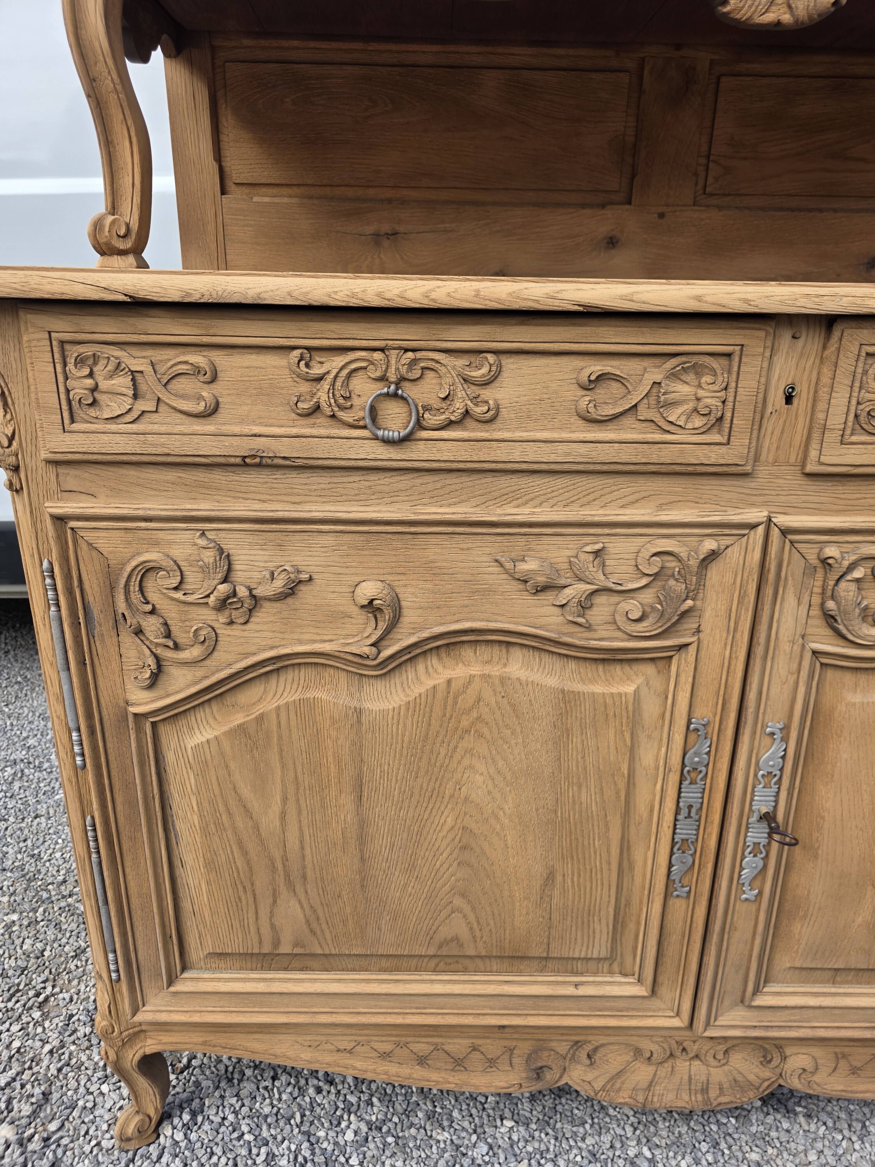 Buffet deux corps style Louis XV en chêne du XIXè