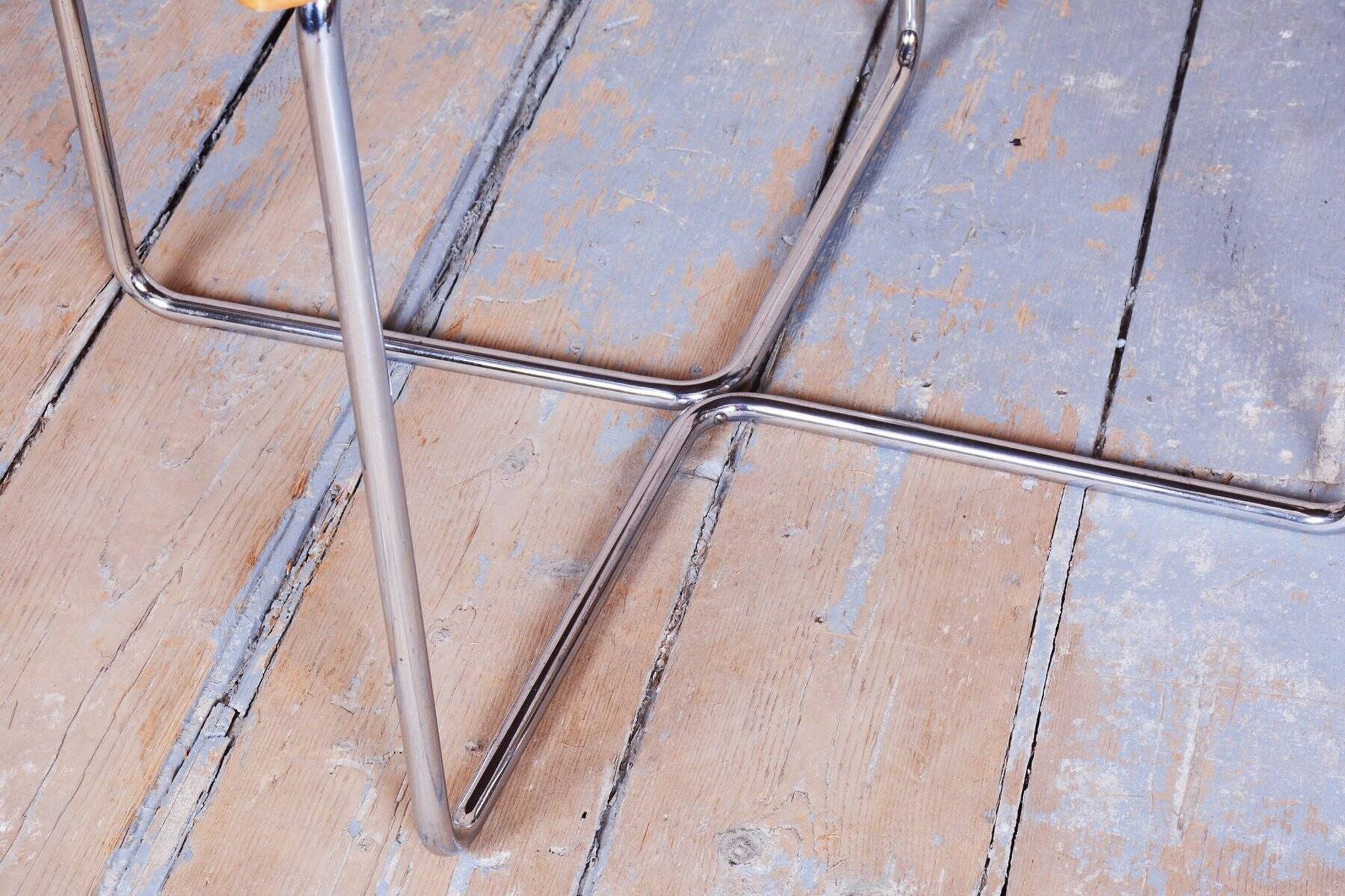 Table Bauhaus en noyer caucasien et chrome attribuée à Robert Slezák, tchèque, années 1930.