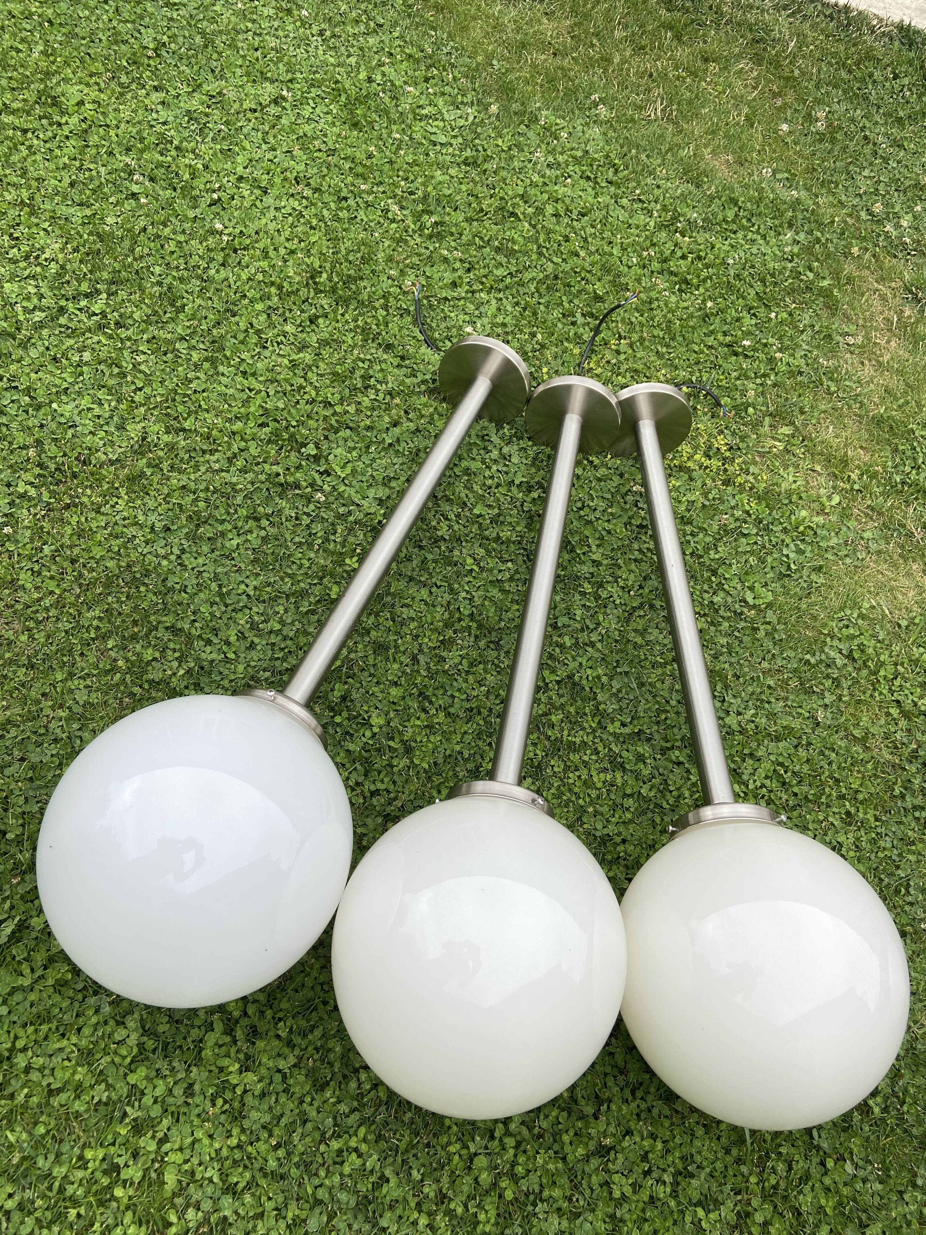 Suite de 6 suspensions tube inox et globe verre opalin style Art déco