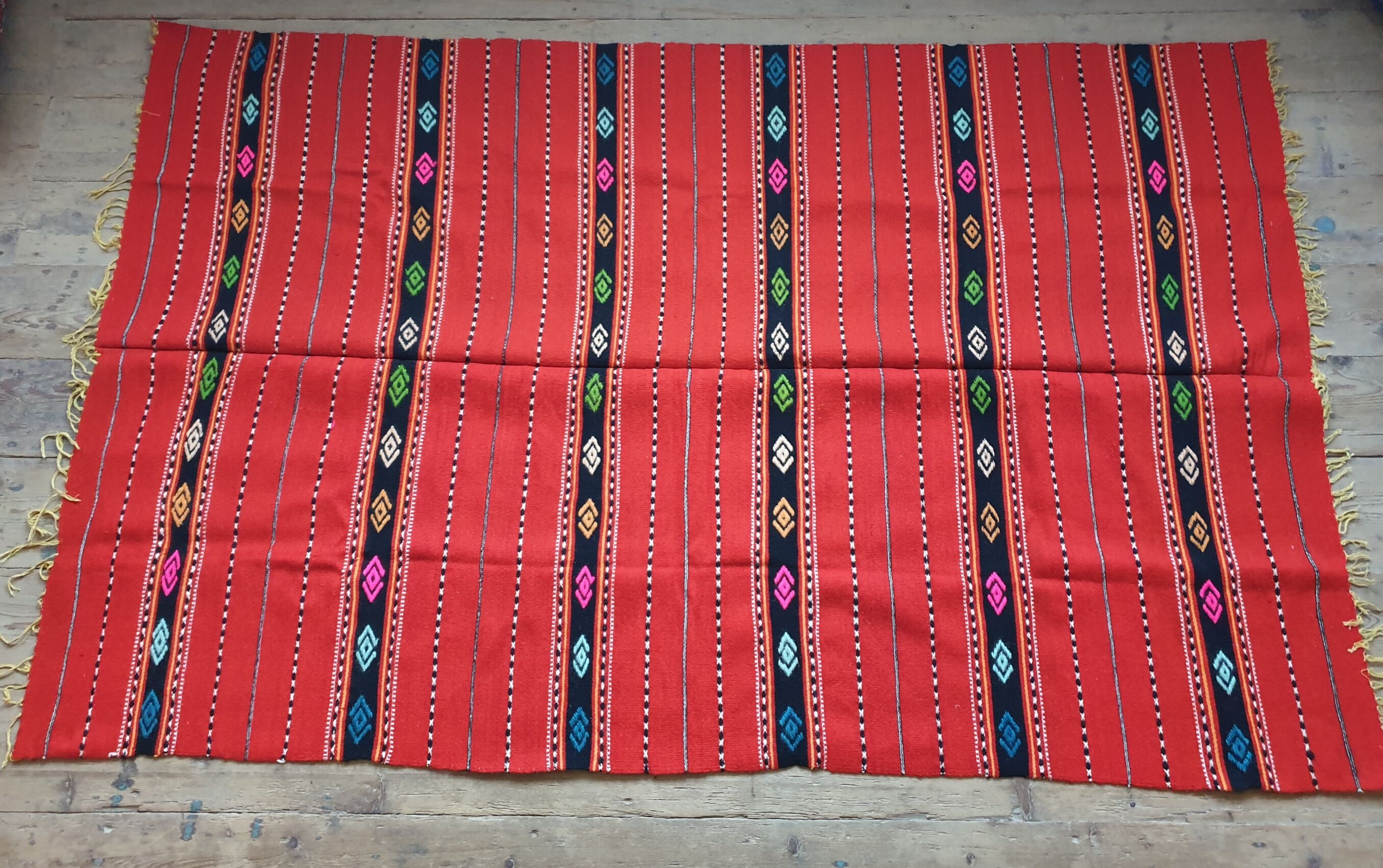 Tapis de laine rustique rouge traditionnel au design stylisé et rayures, authentique tissé à la main en Roumanie 225x145 cm