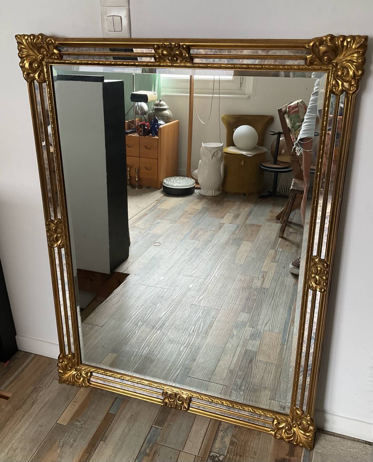 Large Deknudt mirror in gilded wood and glazing beads