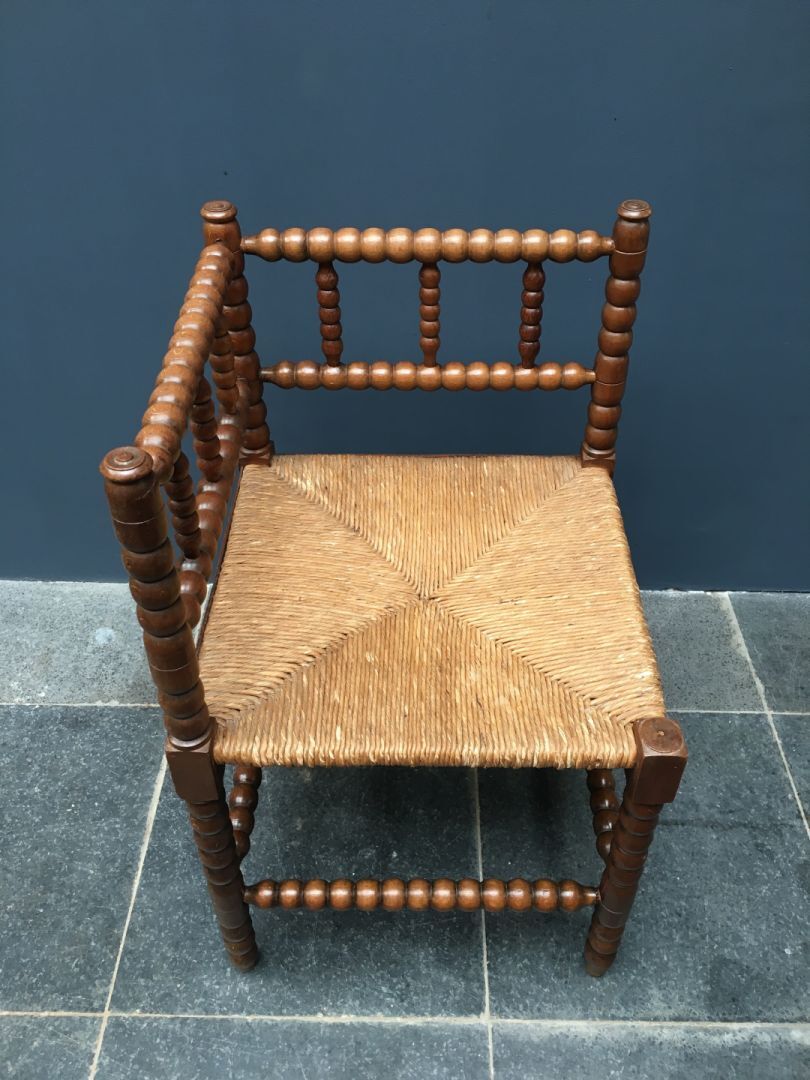 Dutch corner Chair with turned wood