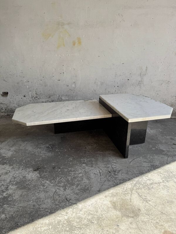 Table basse postmoderne en marbre blanc et granit noir — design sculptural asymétrique