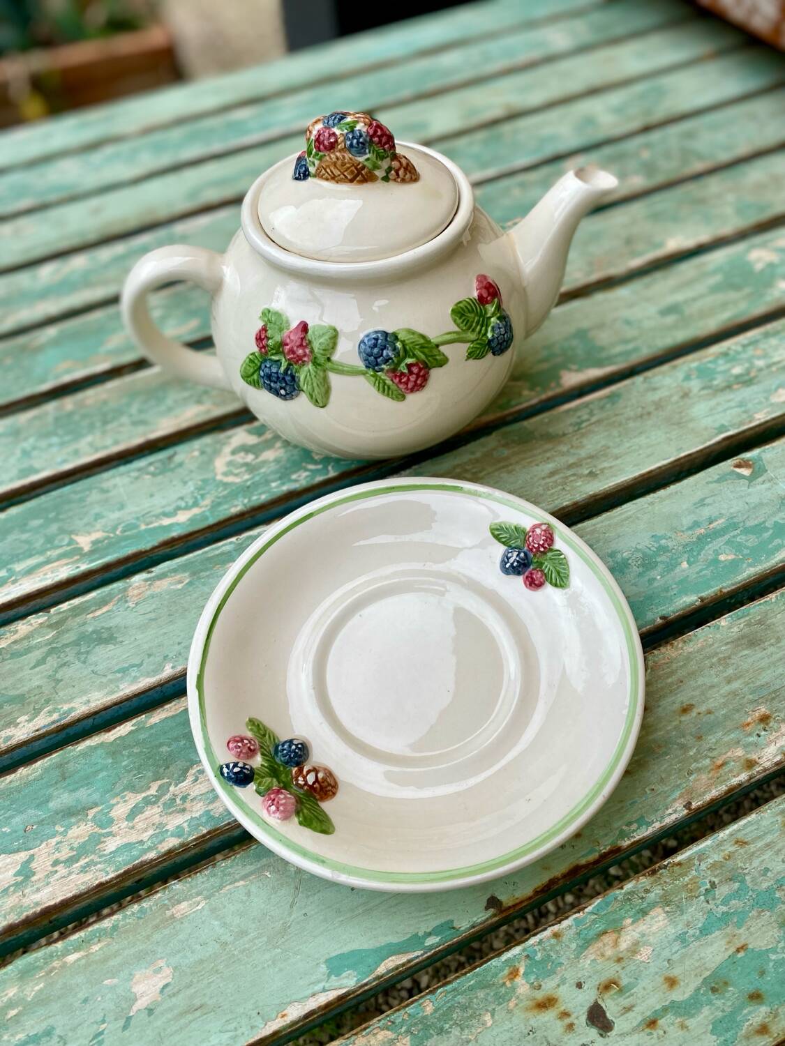 Teapot with fruity decoration