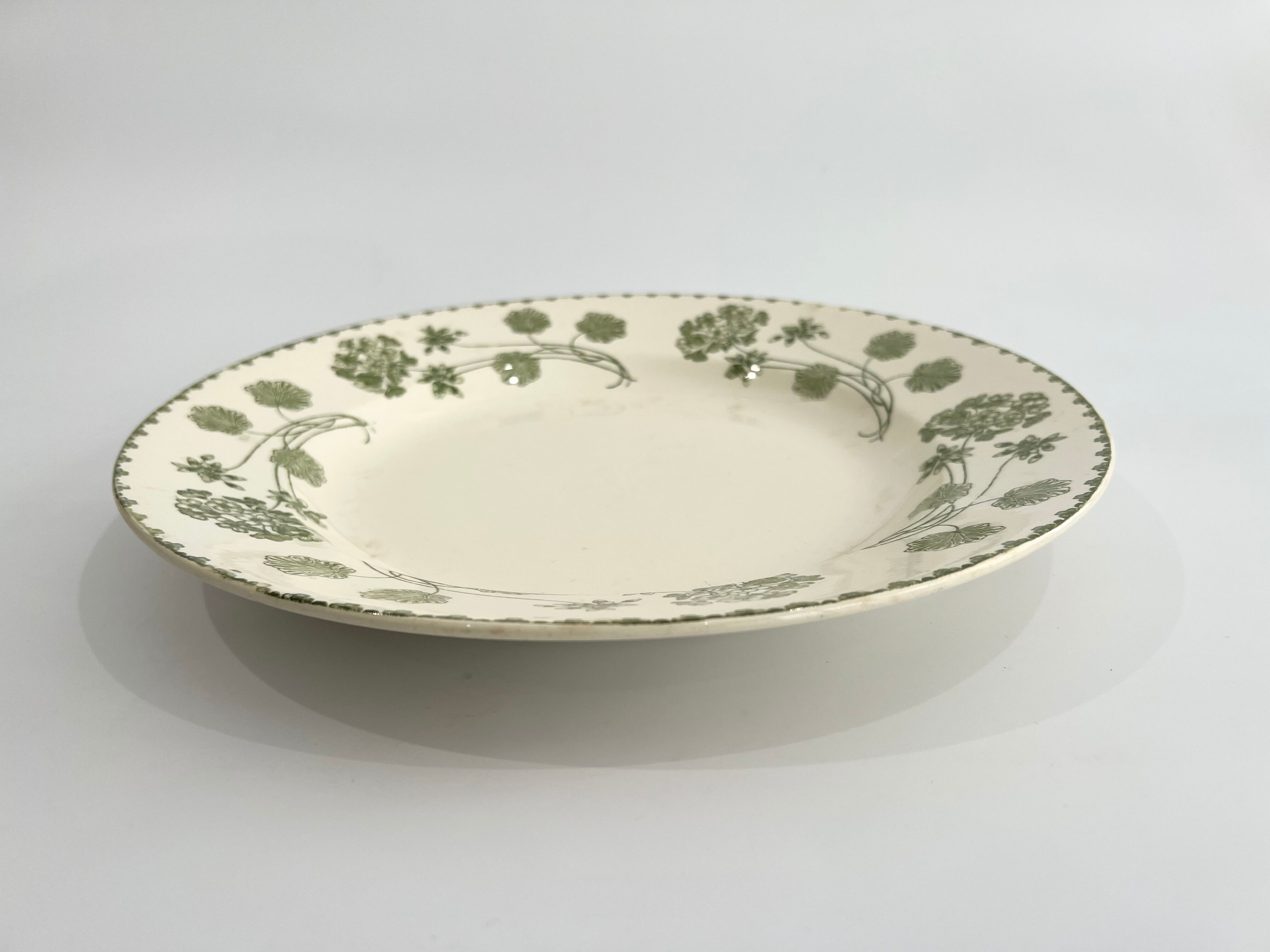 Round dish geranium sarreguemines