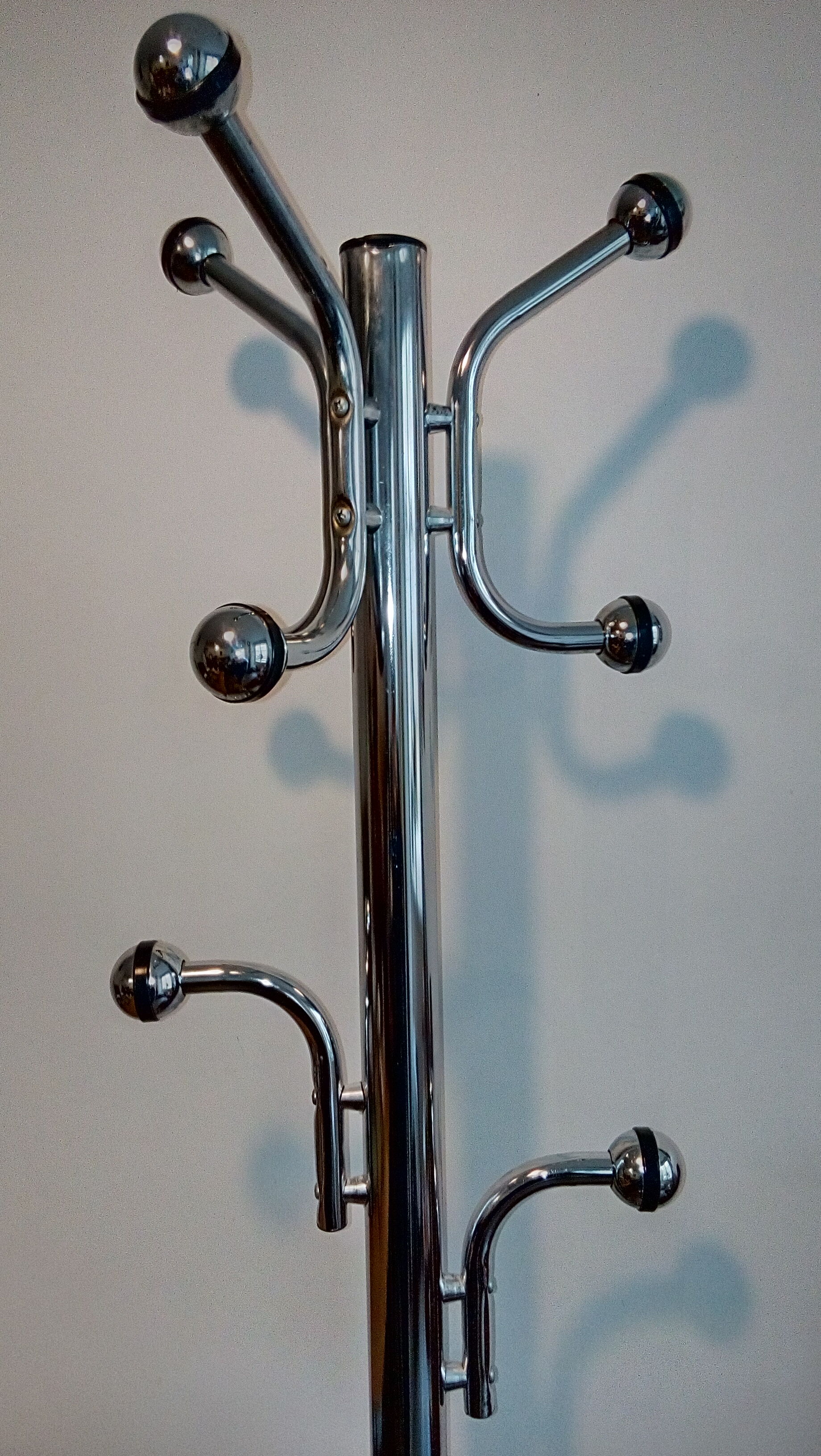 Metal parrot coat rack