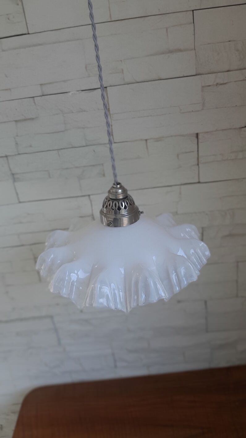 Opaline suspension opalescent glass
