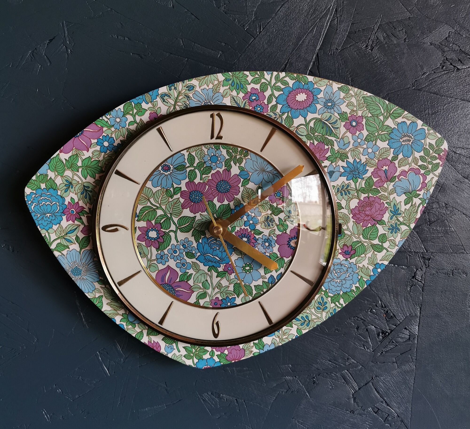 Vintage formica clock asymmetrical silent wall clock "Fleurie bleu violet"