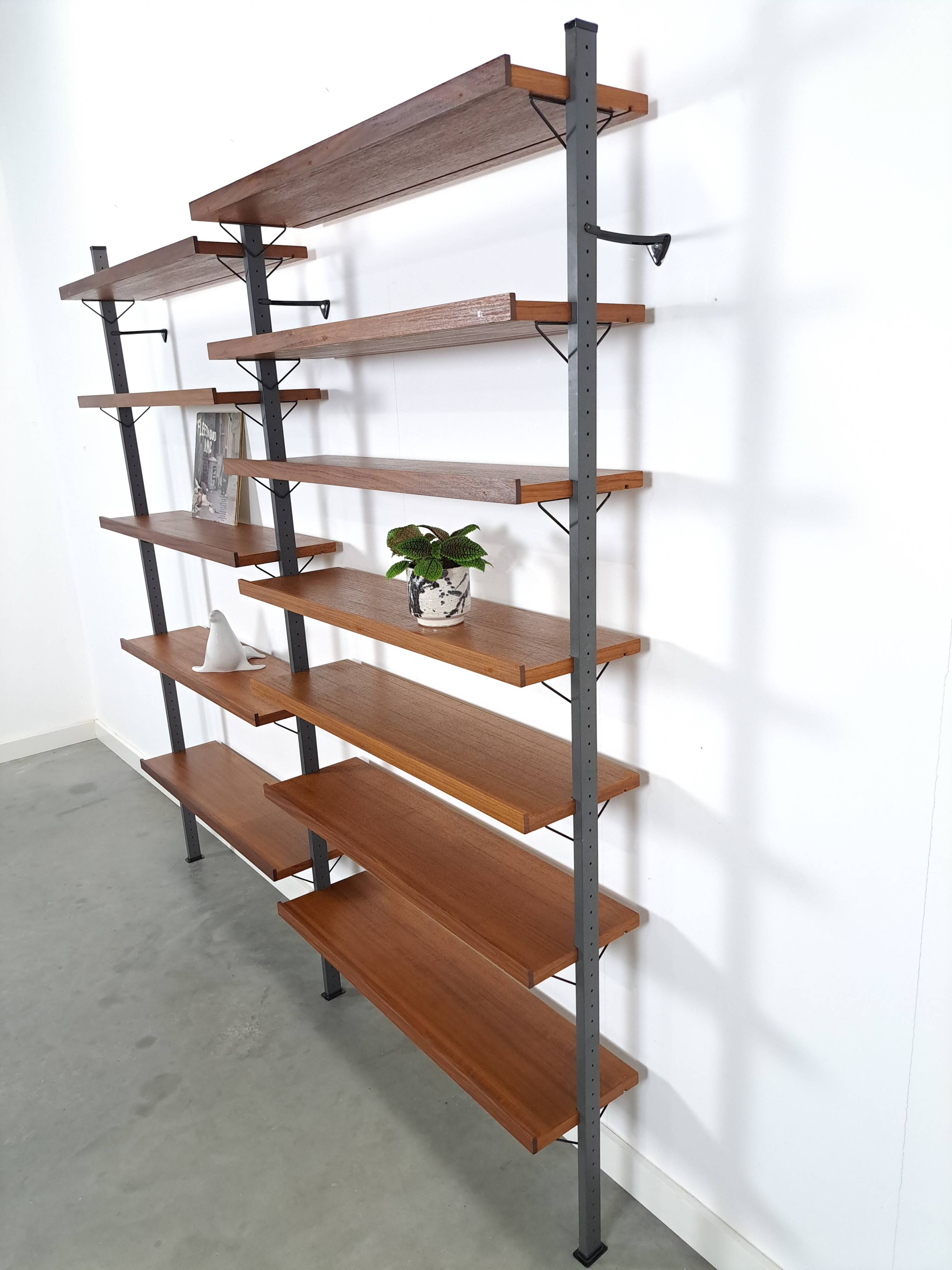 Mid Century Olof Pira Zweden teak modulair LP wandsysteem